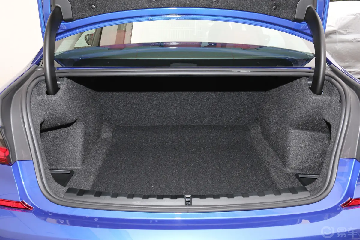 宝马3系改款 325Li xDrive M运动套装后备厢空间特写