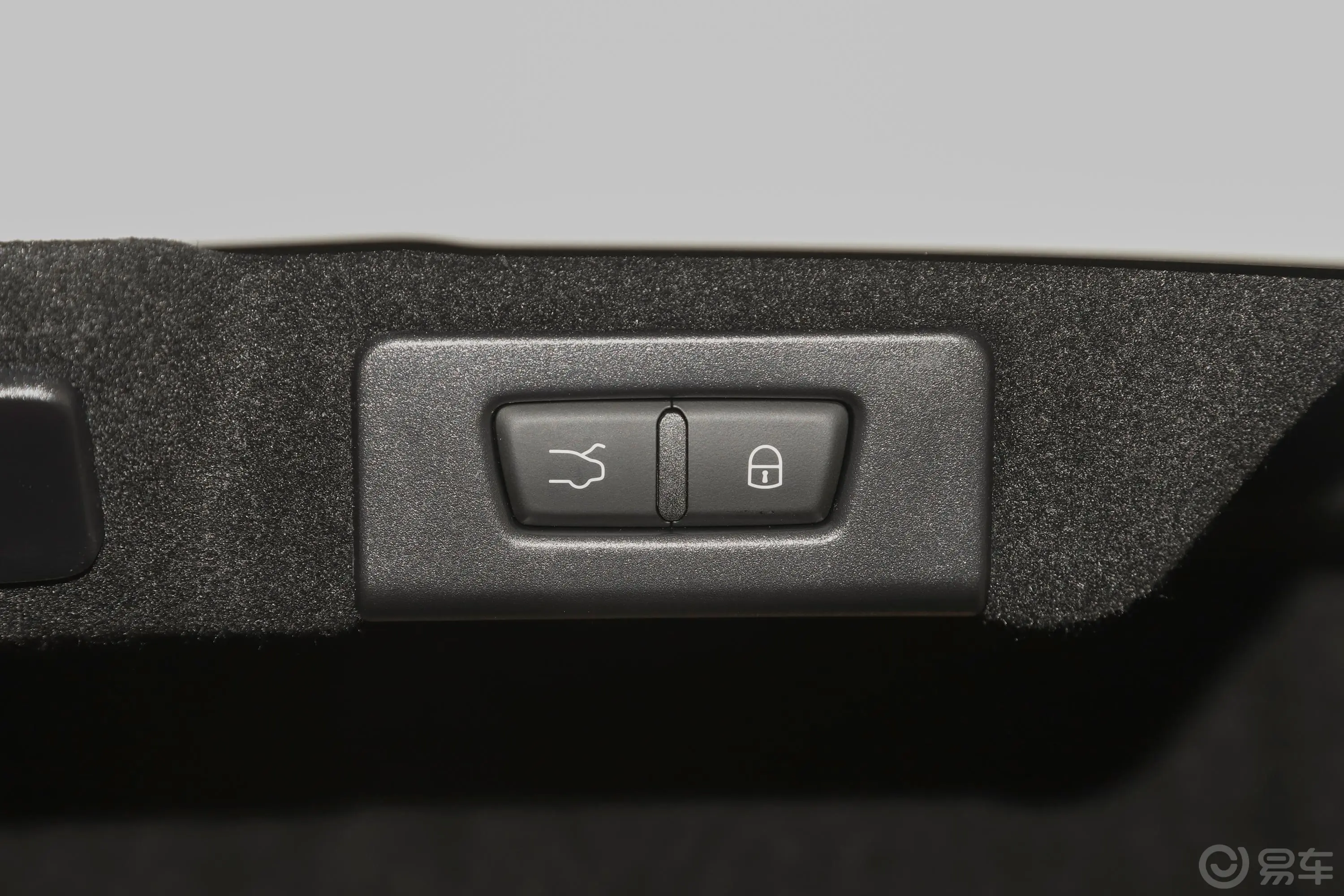 Quattroporte3.0T 豪华版电动尾门按键（手动扶手）