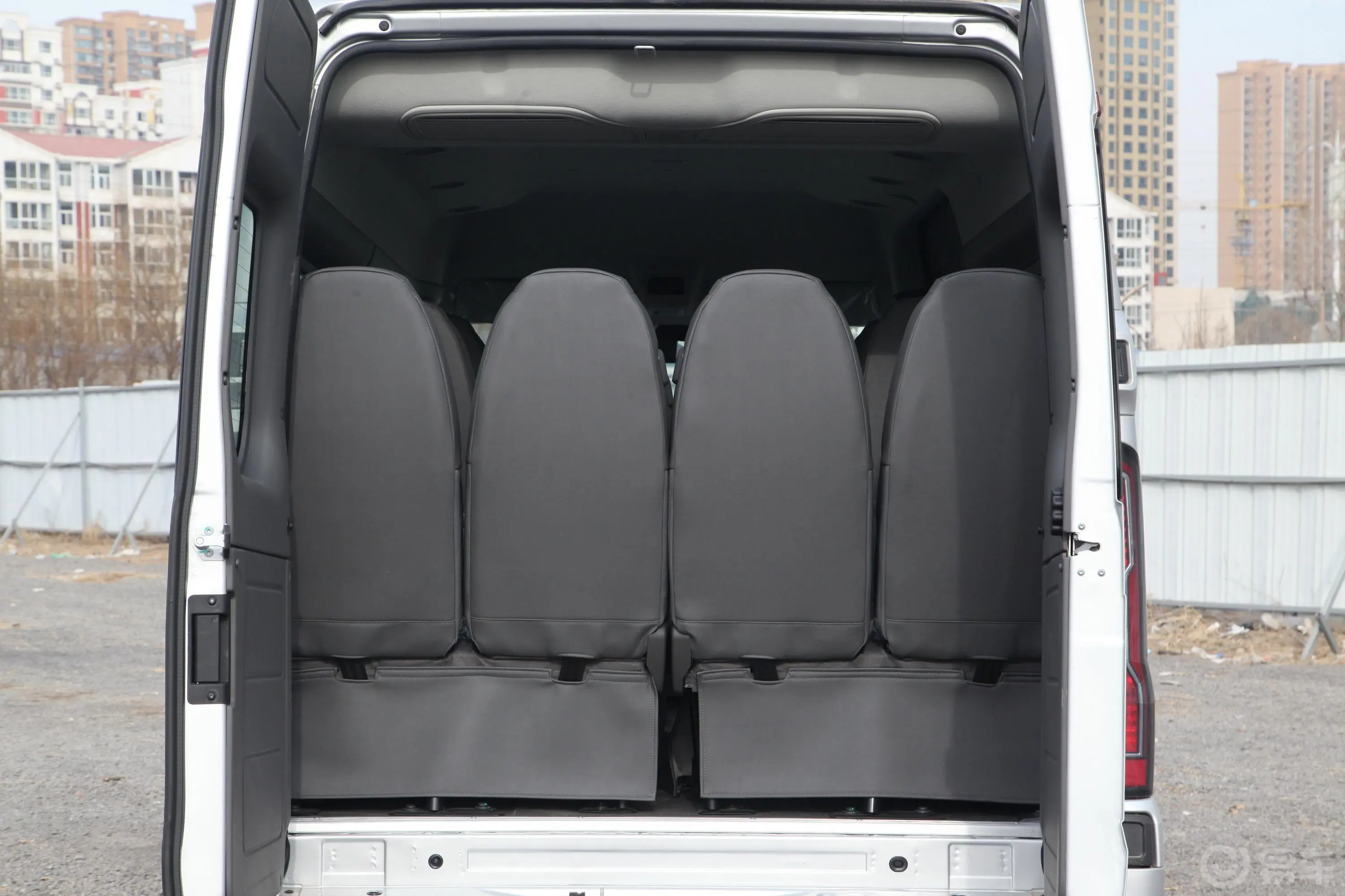 新世代全顺Pro 2.2T AMT 长轴中顶 豪华版客车(包) 15座 柴油 国VI后备厢空间特写