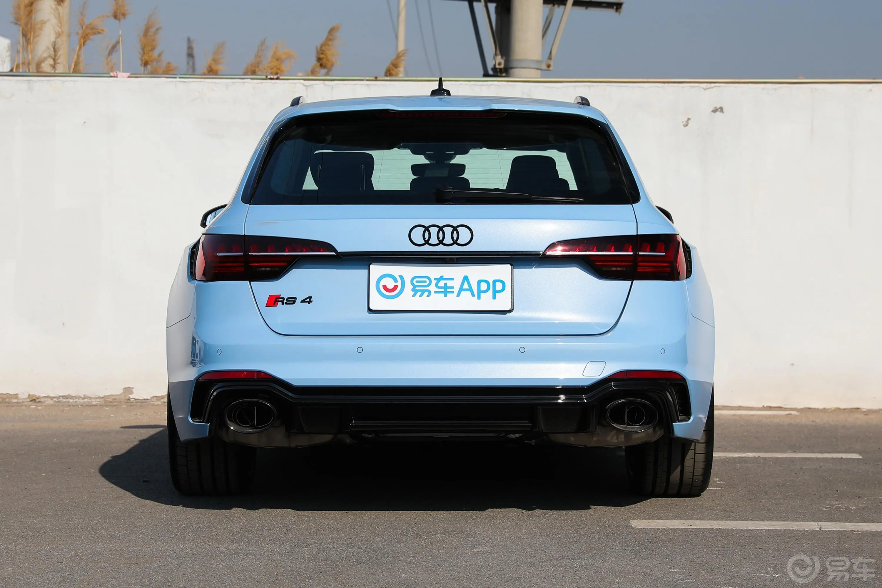 奥迪RS 42.9T Avant 暗金版正后水平