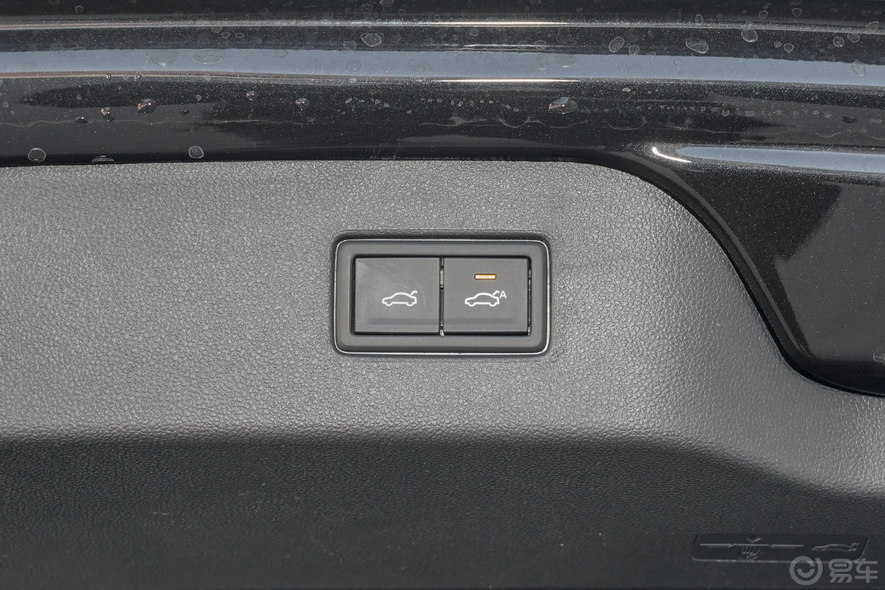 帕萨特380TSI 双离合 尊贵版电动尾门按键（手动扶手）