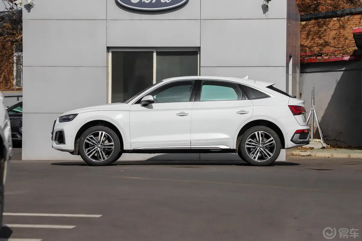 奥迪Q5L Sportback40 TFSI 豪华型正侧车头向左水平