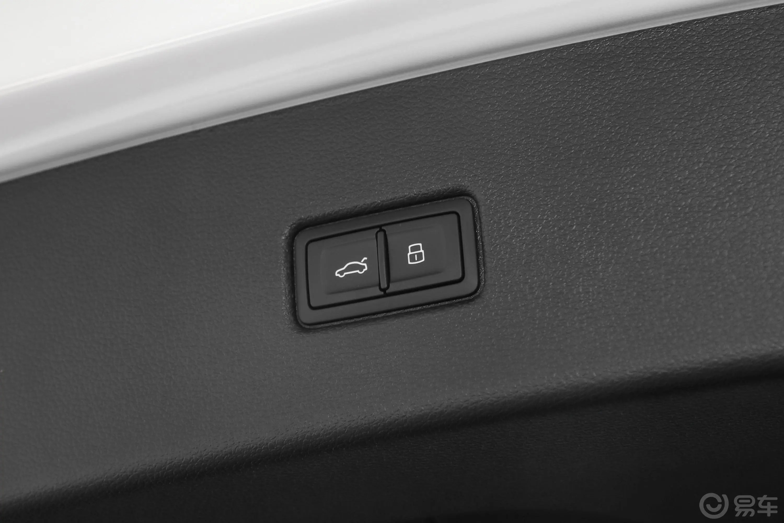 奥迪Q5L Sportback40 TFSI 豪华型电动尾门按键（手动扶手）