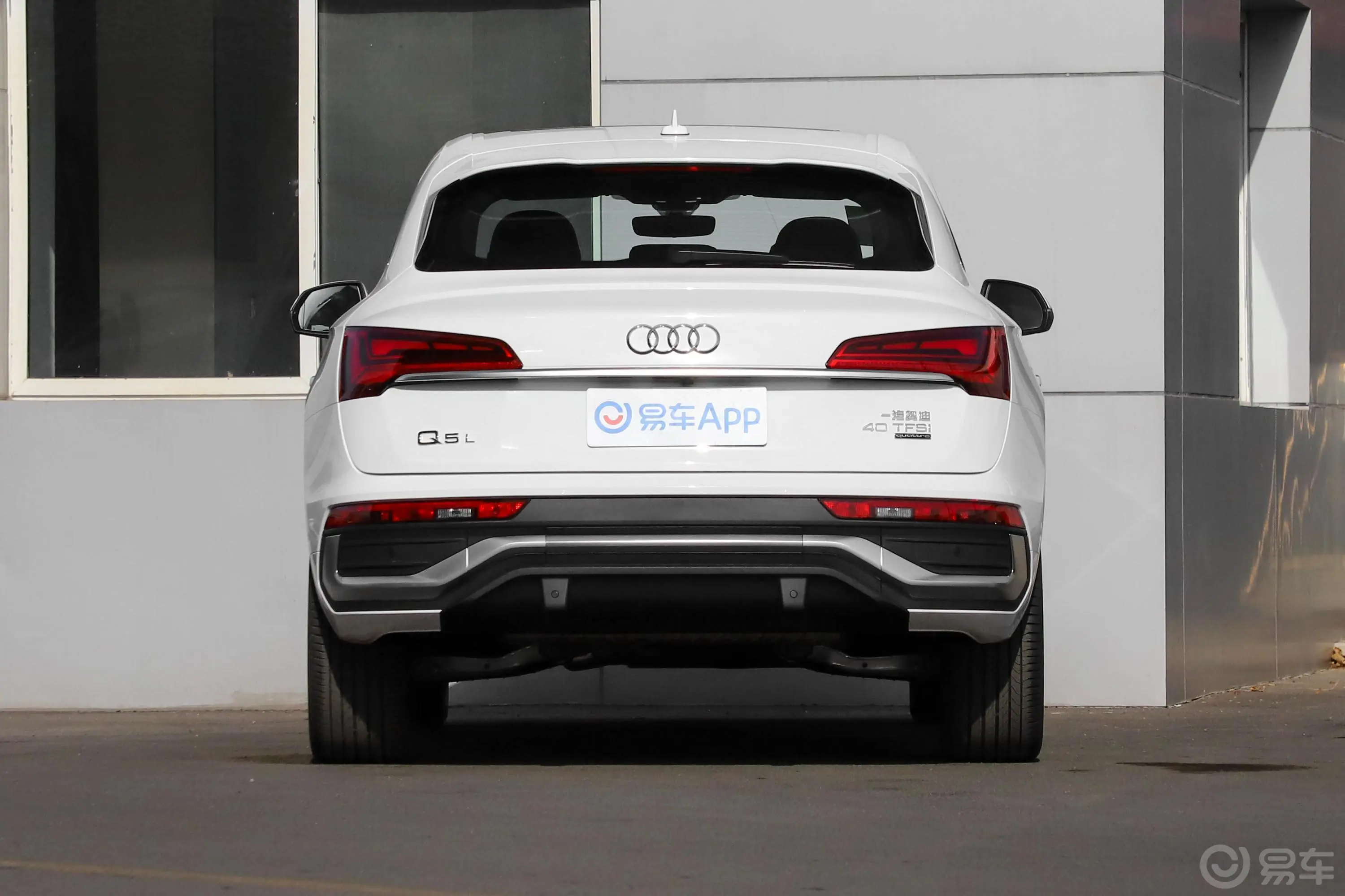 奥迪Q5L Sportback40 TFSI 豪华型正后水平