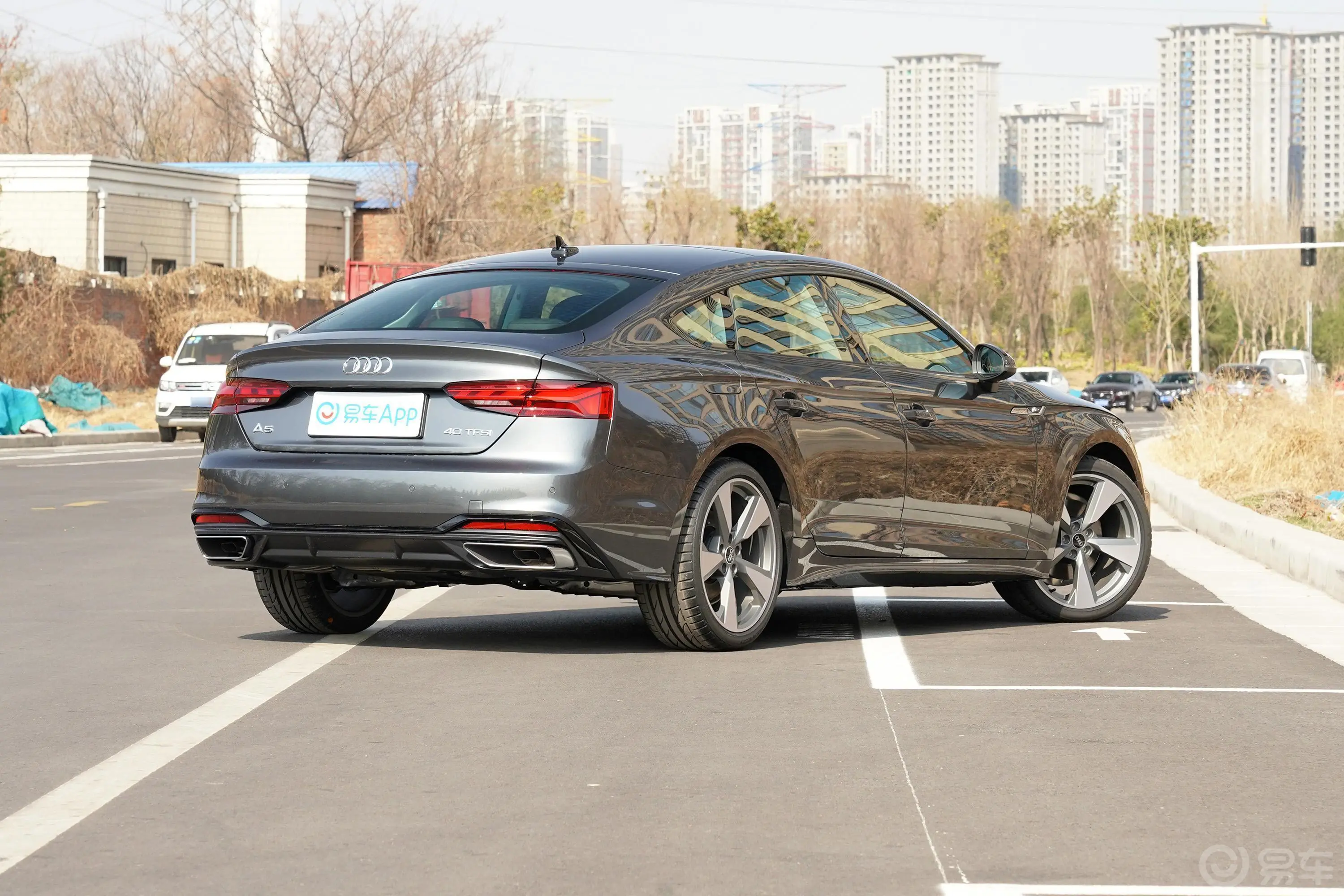 奥迪A5Sportback 40 TFSI 时尚动感型侧后45度车头向右水平