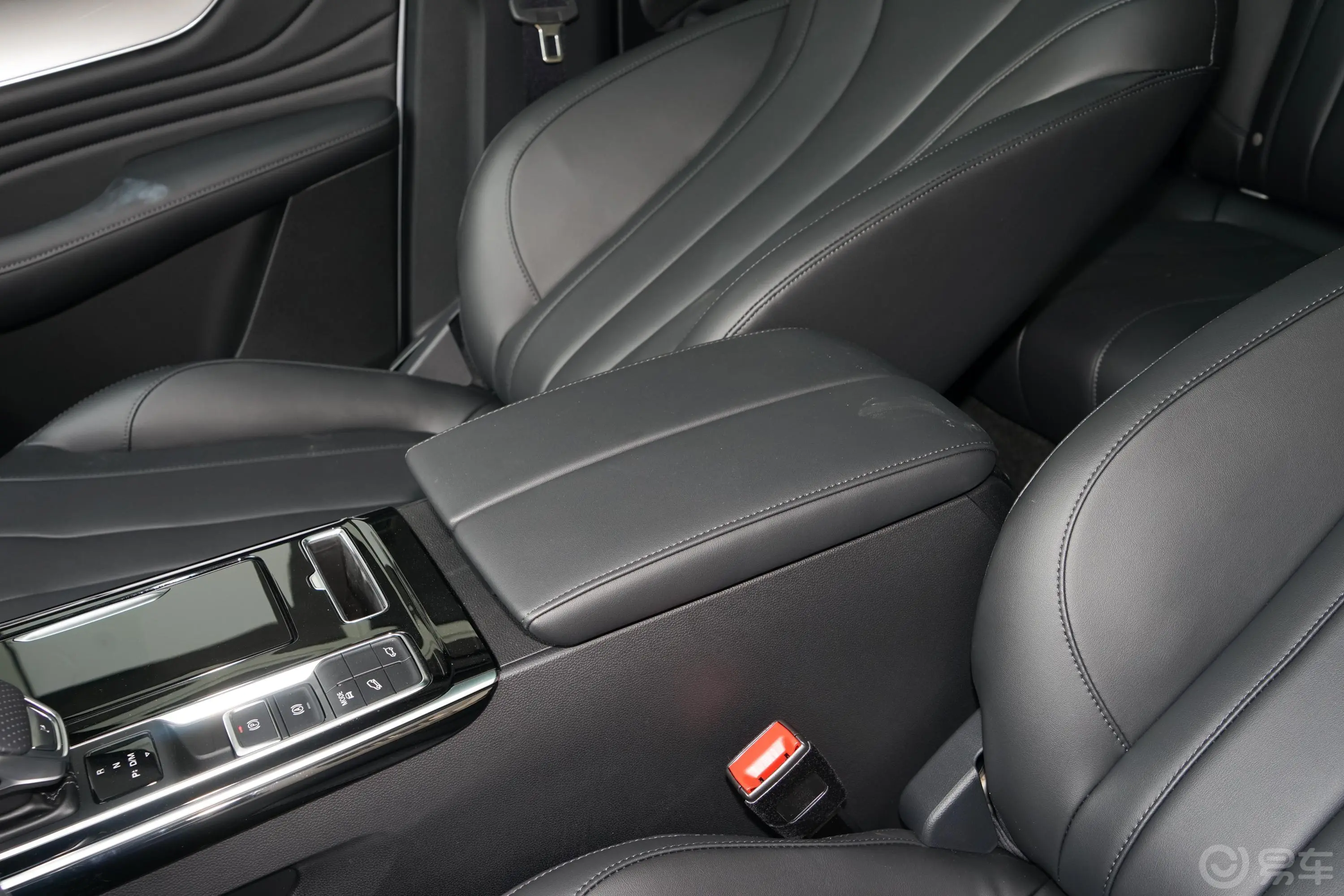 荣威RX5 MAXSupreme系列 1.5T 手自一体 两驱 智能座舱版前排中央扶手
