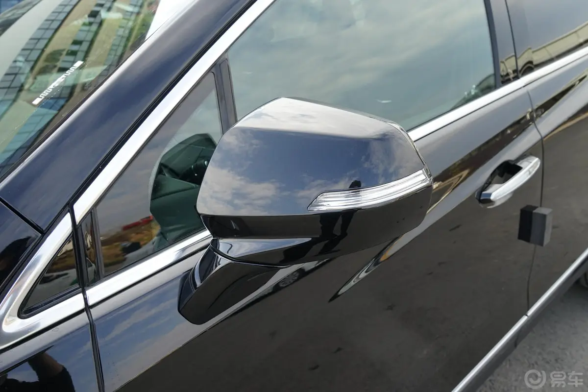 凯迪拉克XT5轻混 2.0T 两驱豪华型主驾驶后视镜背面