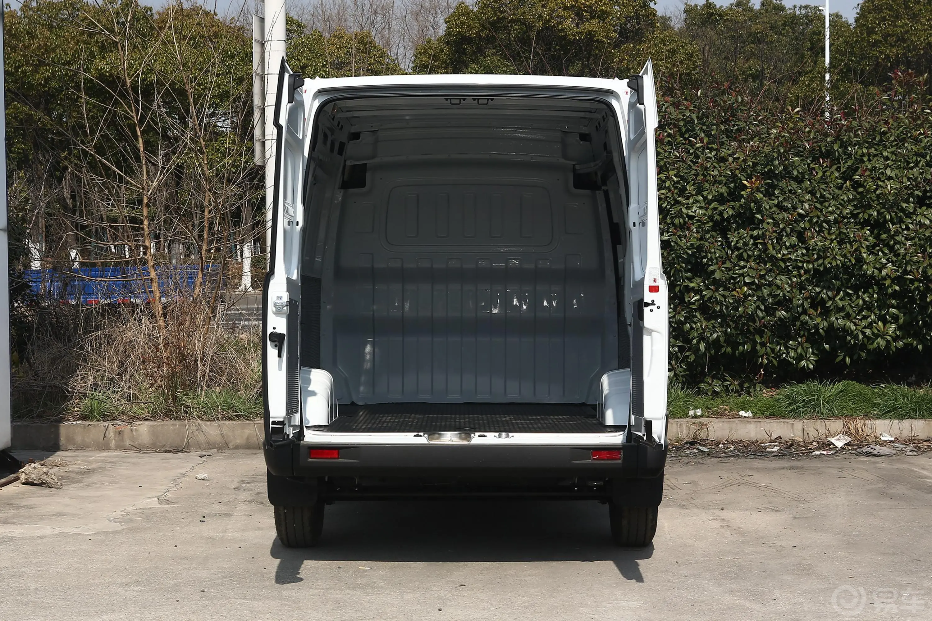 新途V80经典款 VAN 2.5T AMT 短轴中顶 2/3座 国V空间