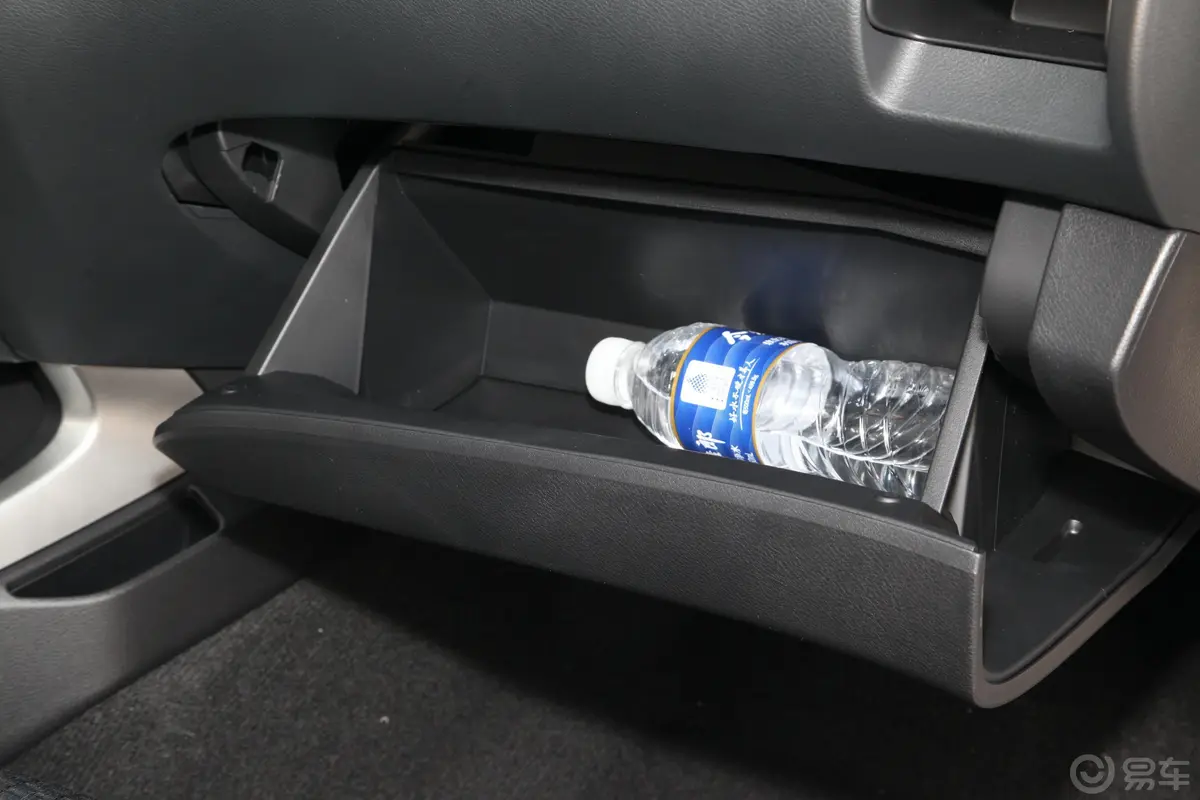 纳瓦拉2.5L 手动 两驱 舒适型手套箱空间水瓶横置