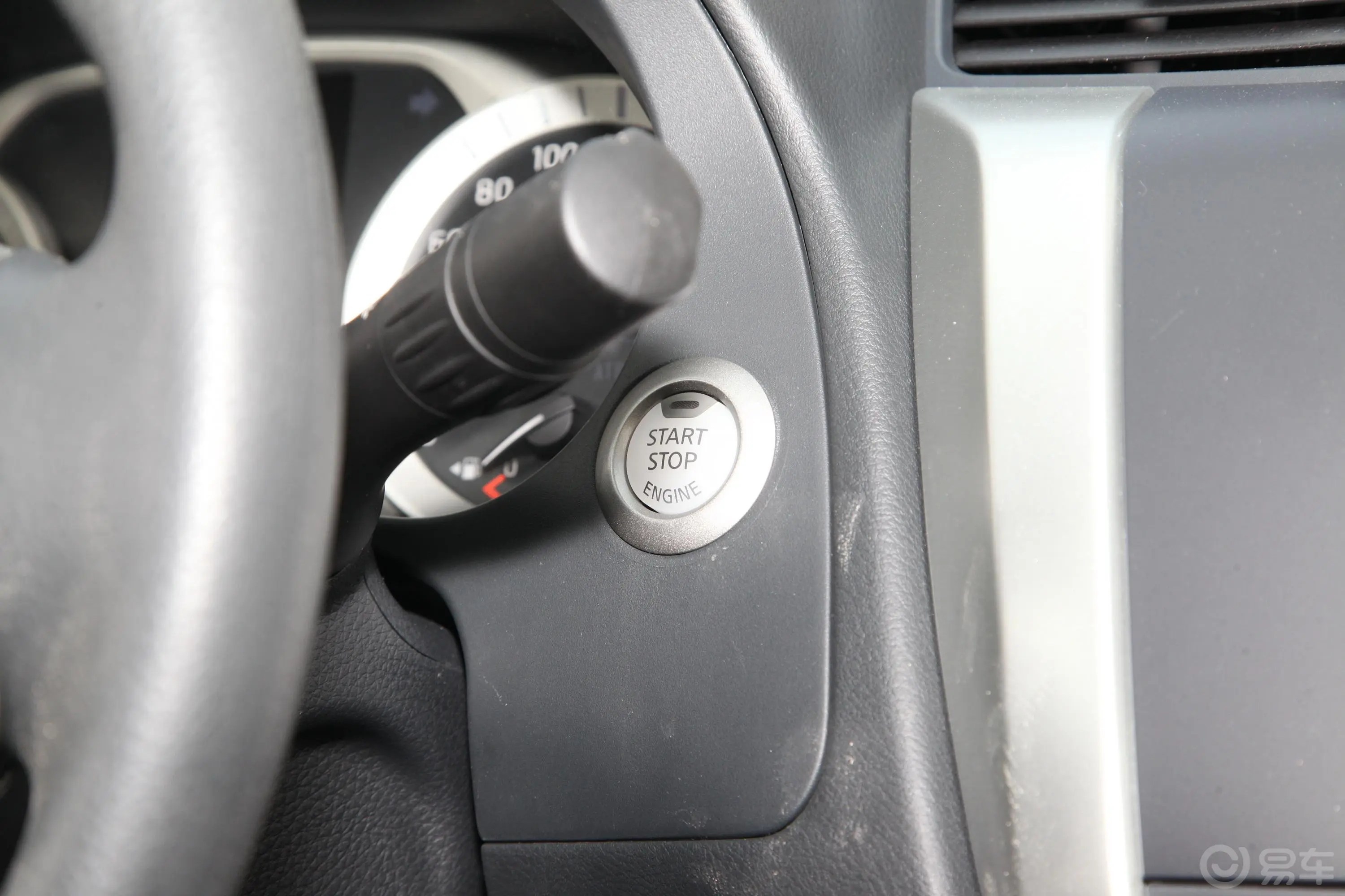 纳瓦拉2.5L 手动 两驱 舒适型钥匙孔或一键启动按键