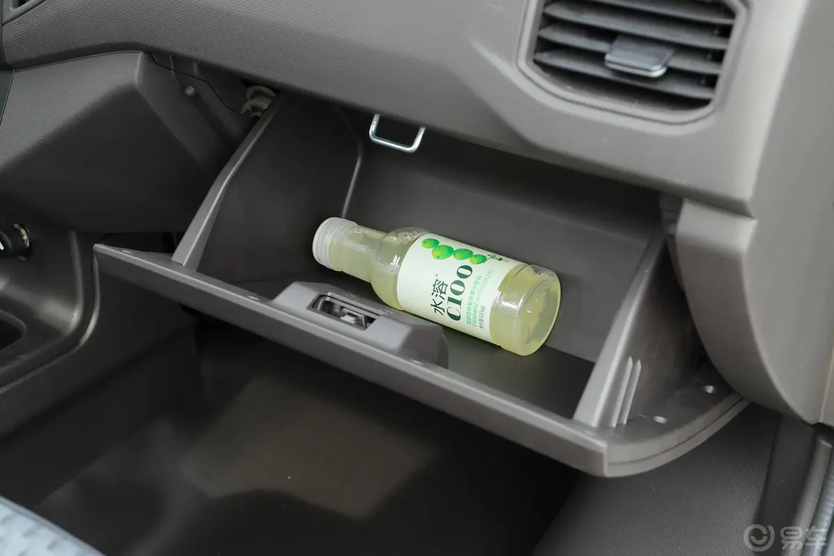 五菱荣光新卡汽车下乡版 1.8L 手动单排基本型手套箱空间水瓶横置