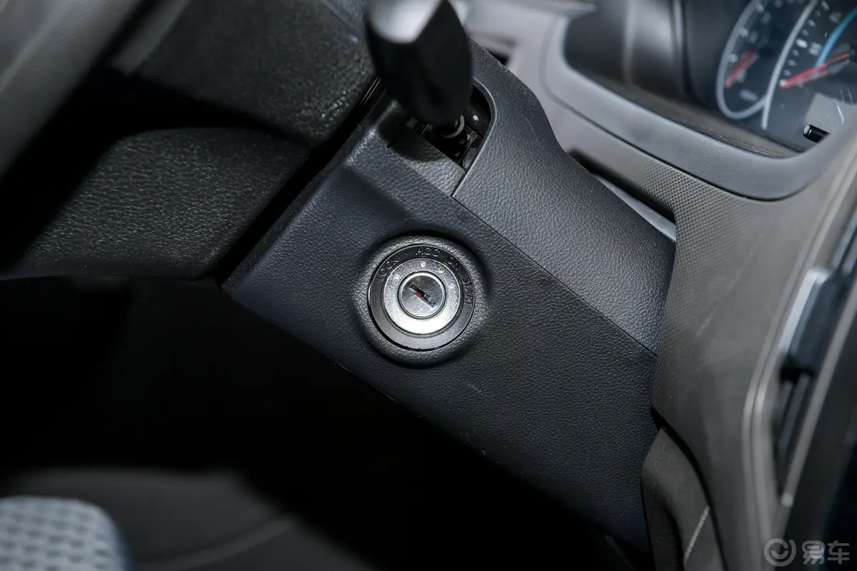五菱荣光新卡汽车下乡版 1.8L 手动单排标准型钥匙孔或一键启动按键