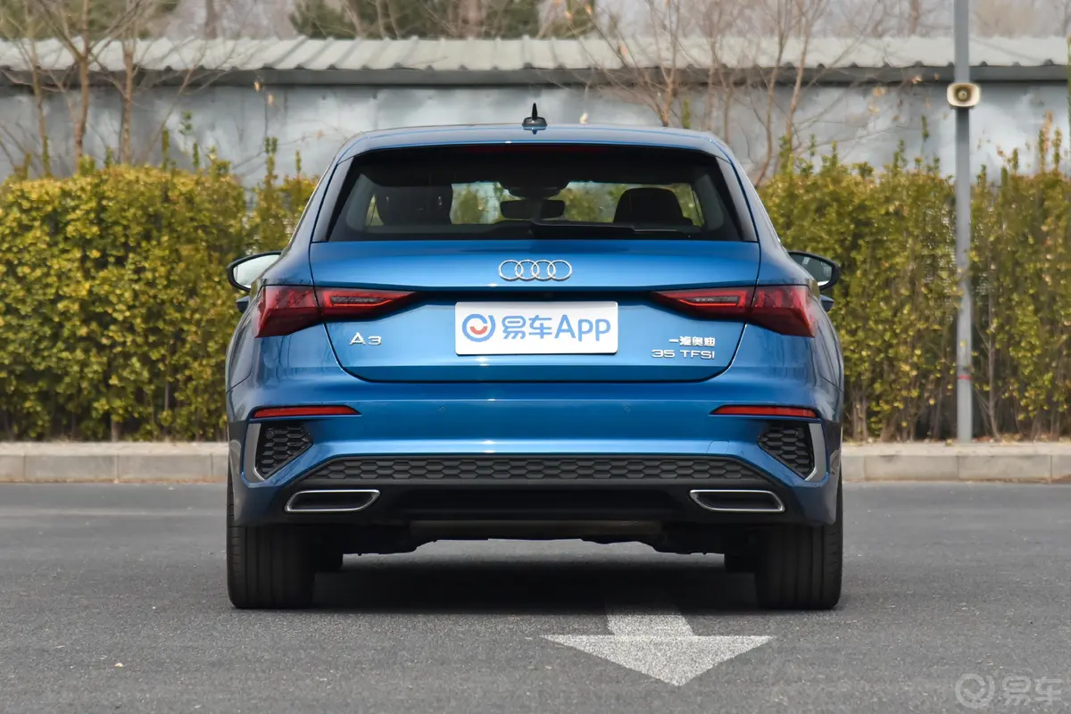 奥迪A3Sportback 35 TFSI 豪华运动型正后水平