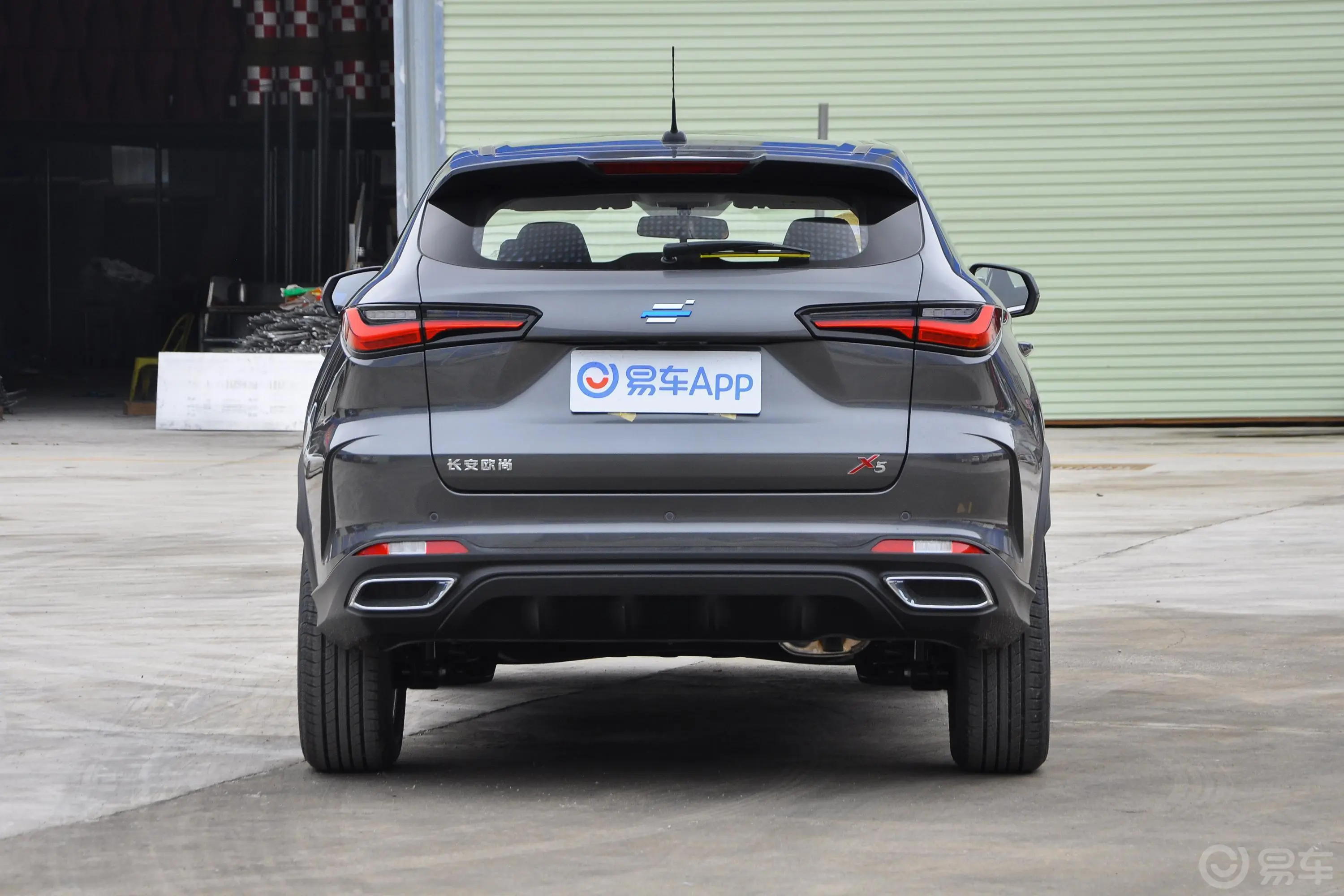 长安欧尚X51.6L CVT 豪华型正后水平