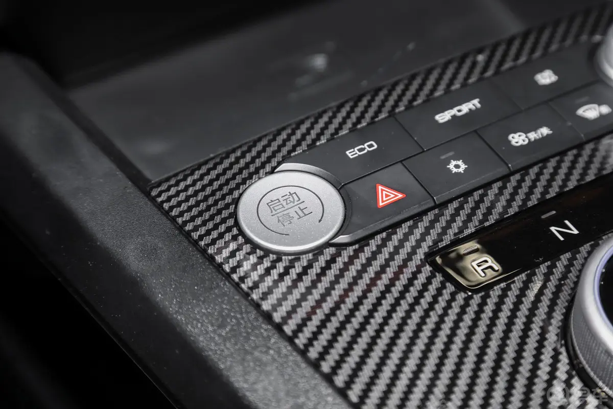 比亚迪e3升级版 高续航版 尊贵型钥匙孔或一键启动按键