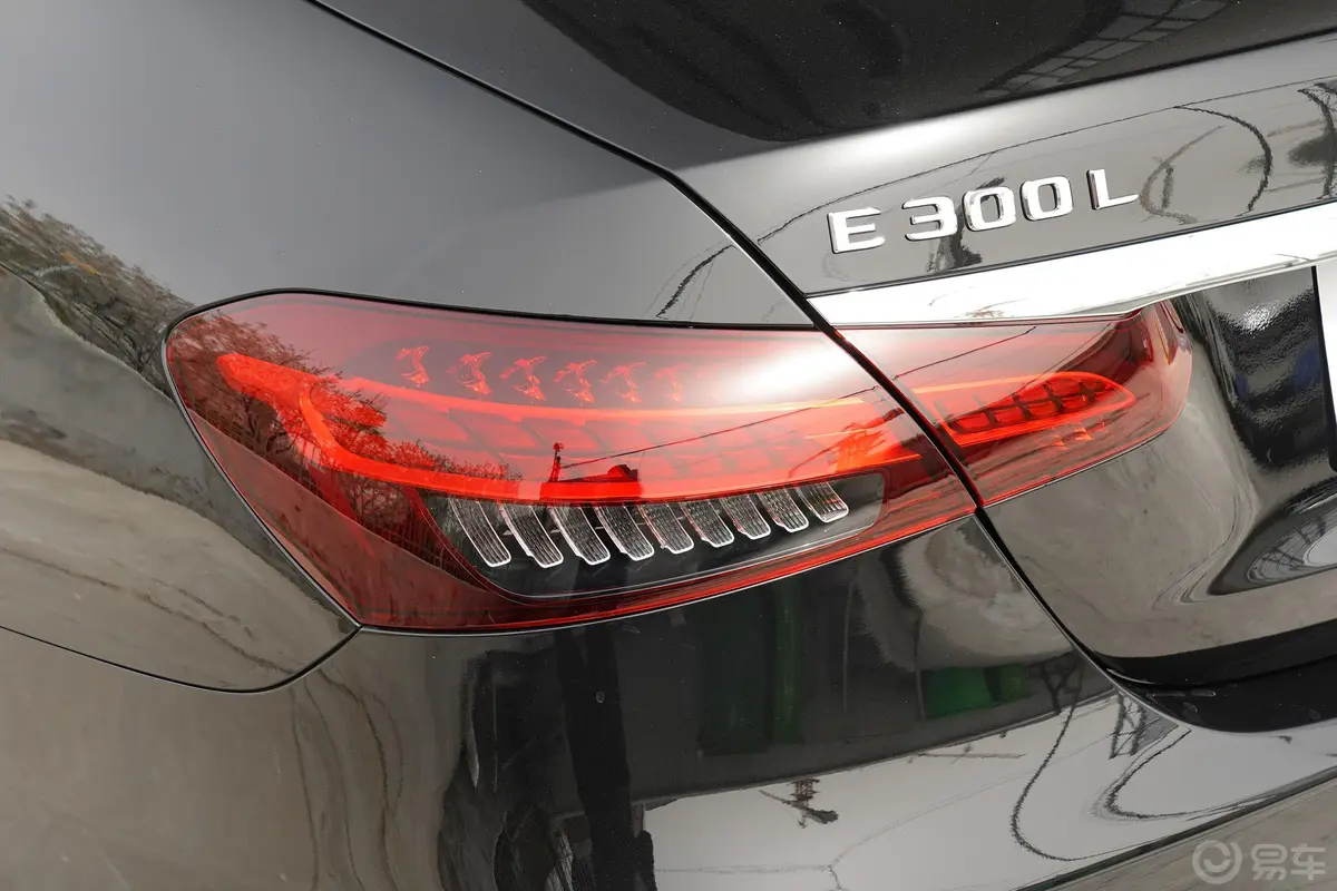 奔驰E级改款 E 300 L 运动尊贵型尾灯侧45度俯拍