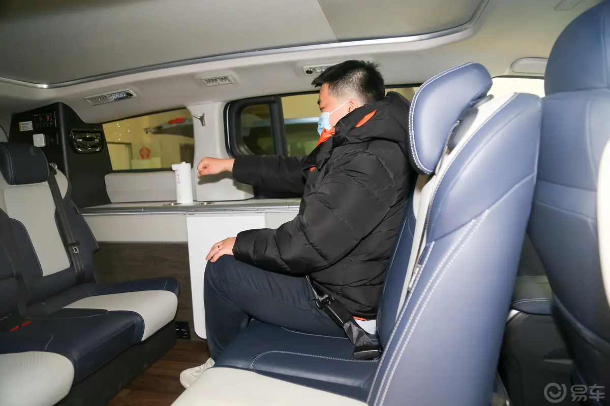 上汽大通MAXUS G20房车旅行家G20 2.0T 手自一体 时光版后排腿部空间