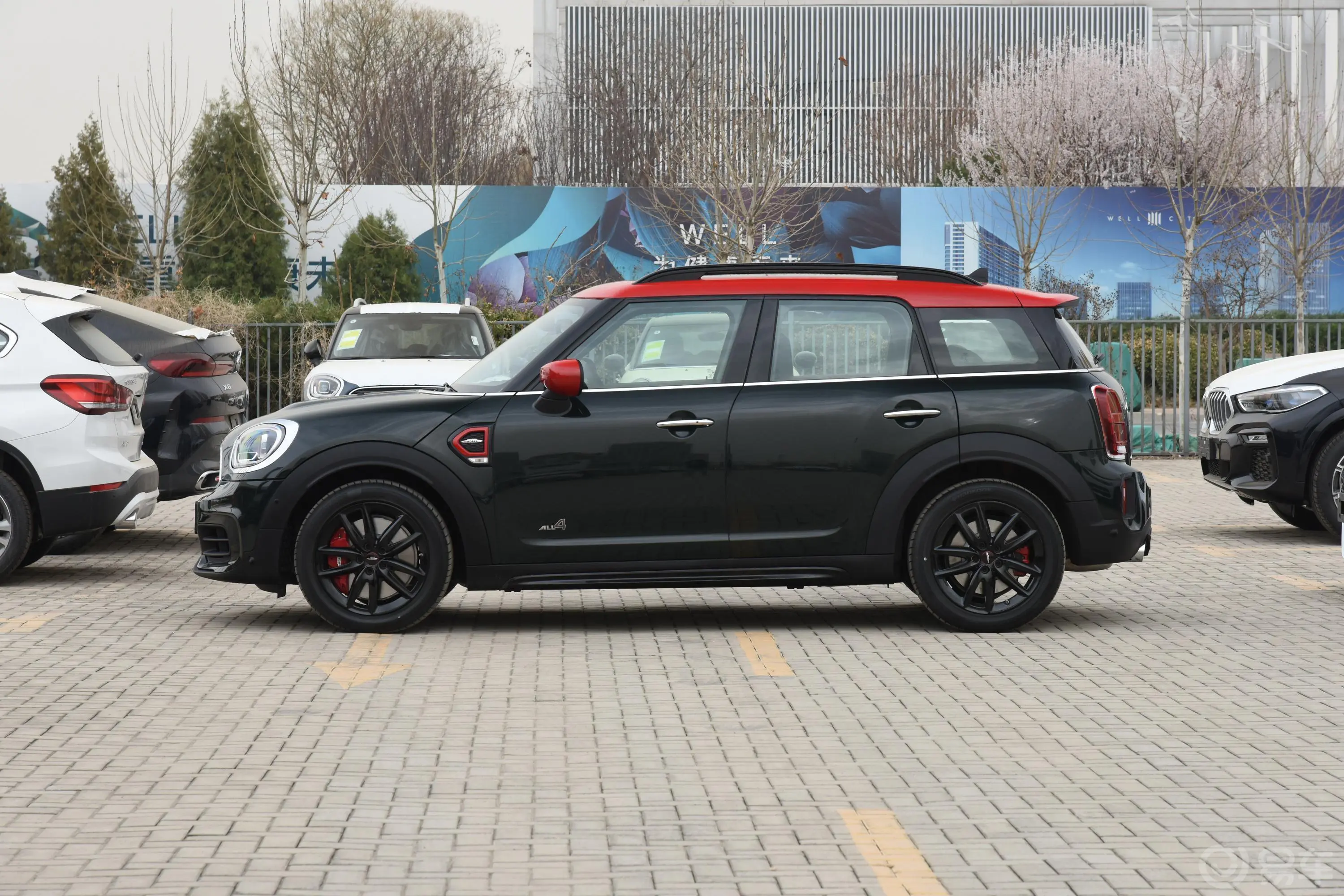 MINI JCW COUNTRYMAN2.0T JOHN COOPER WORKS正侧车头向左水平