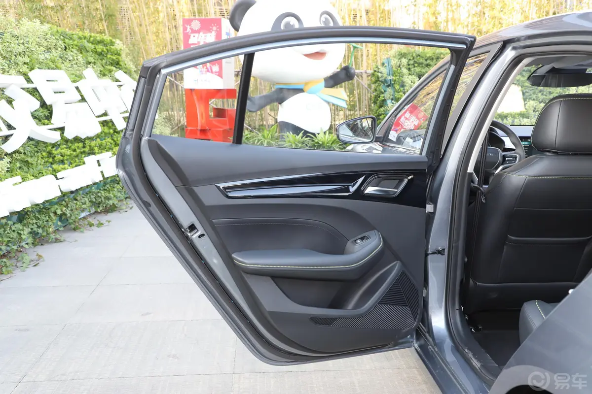 荣威i51.5L CVT星耀版驾驶员侧后车门