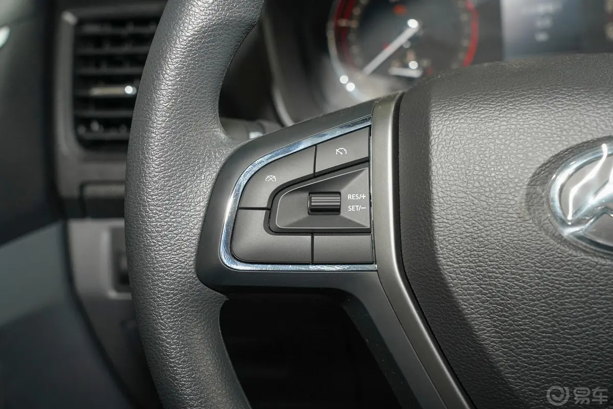 大通T702.0T 手动四驱双排标厢舒适版 柴油左侧方向盘功能按键