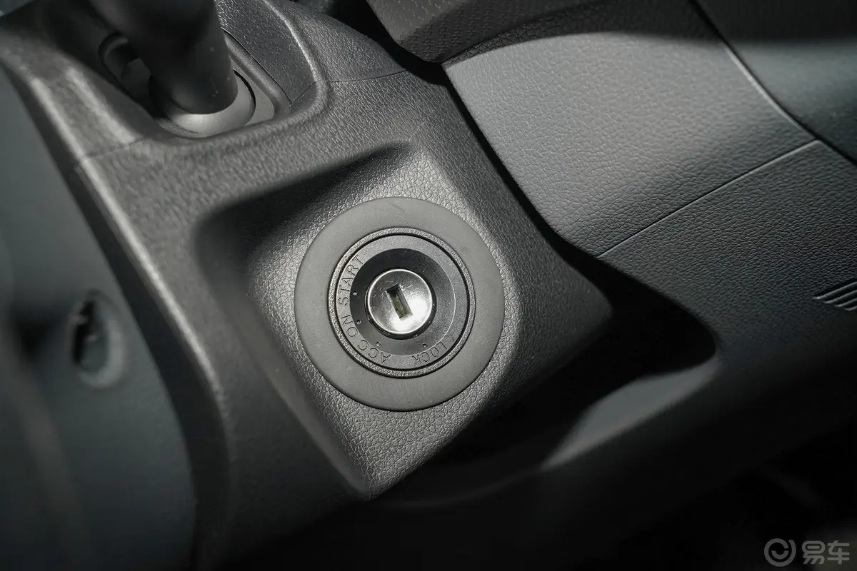 大通T702.0T 手动四驱双排标厢舒适版 柴油钥匙孔或一键启动按键