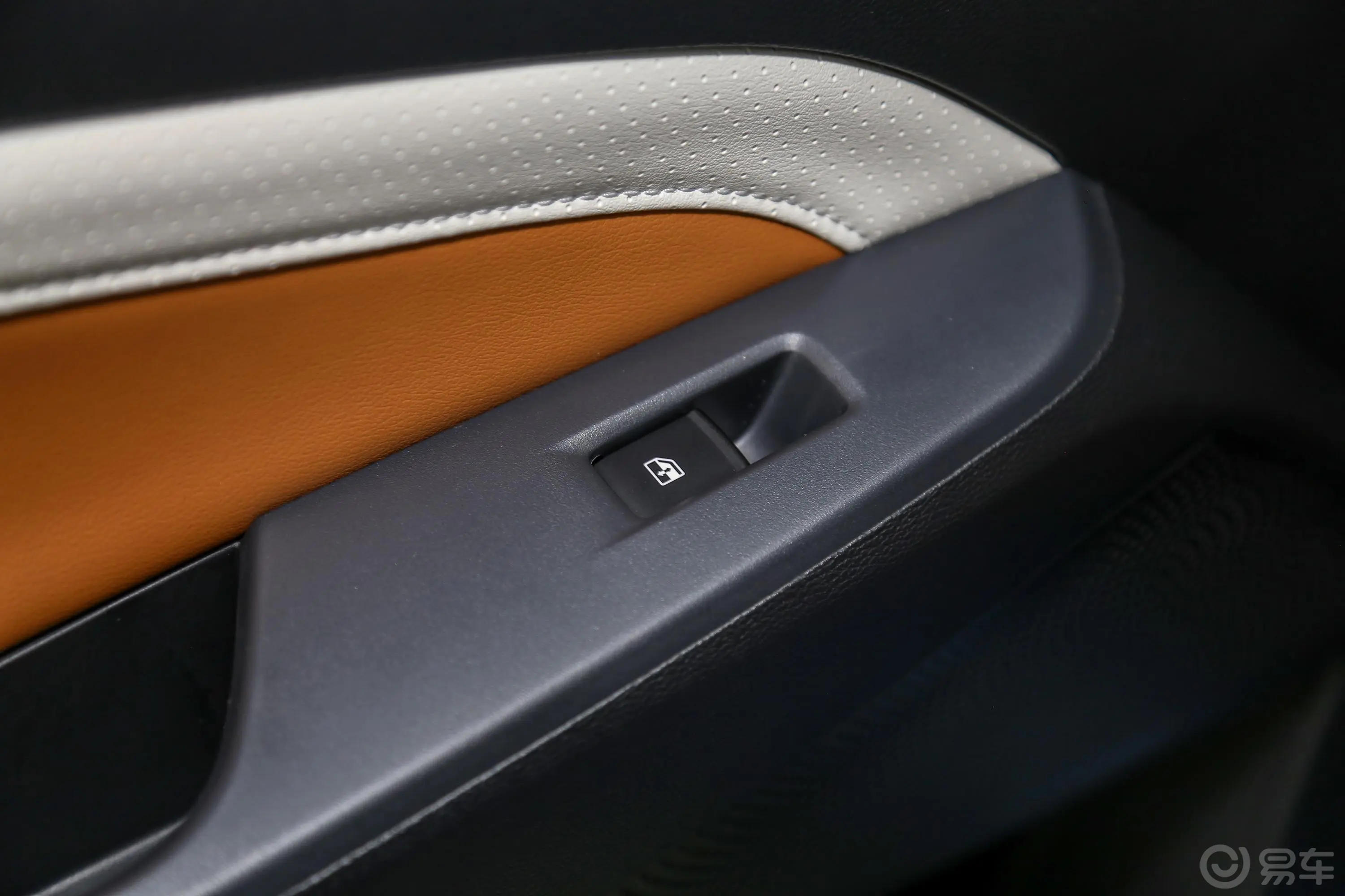 大通G50PLUS 1.5T 双离合智享全配版后车窗调节