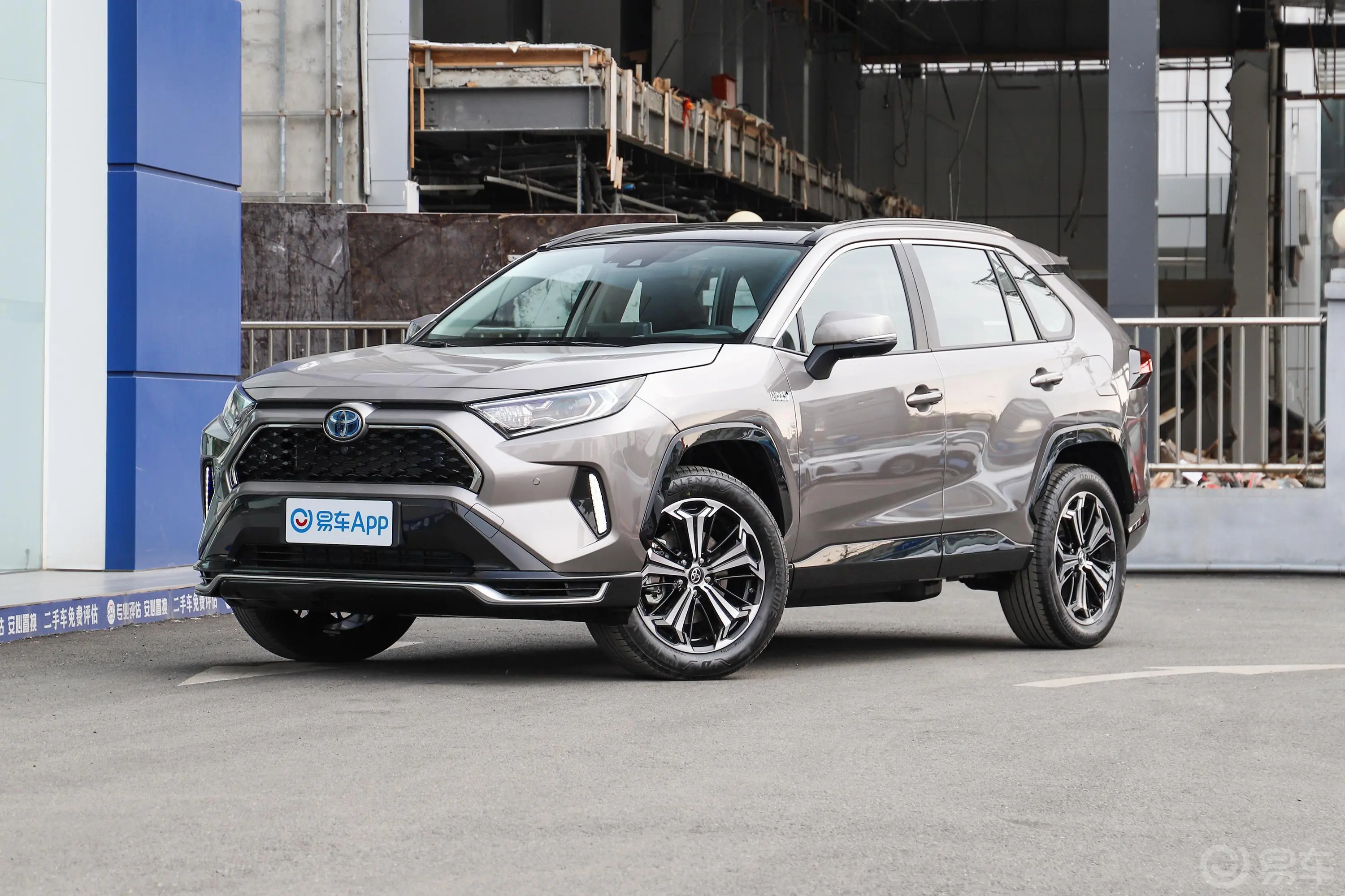 RAV4荣放 双擎E+2.5L 四驱旗舰Pro侧前45度车头向左水平