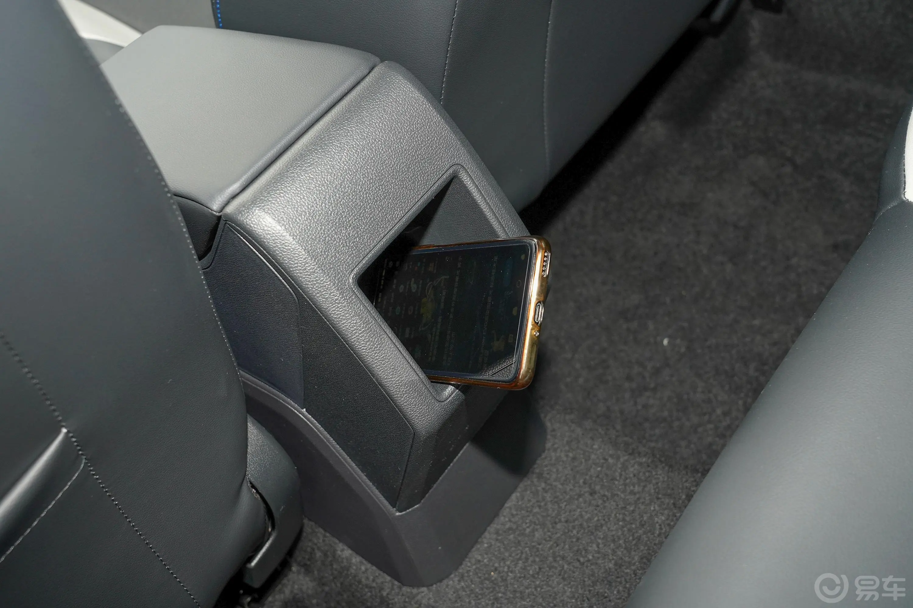 PoloPlus 1.5L 自动潮酷智尊版后排地板中间位置