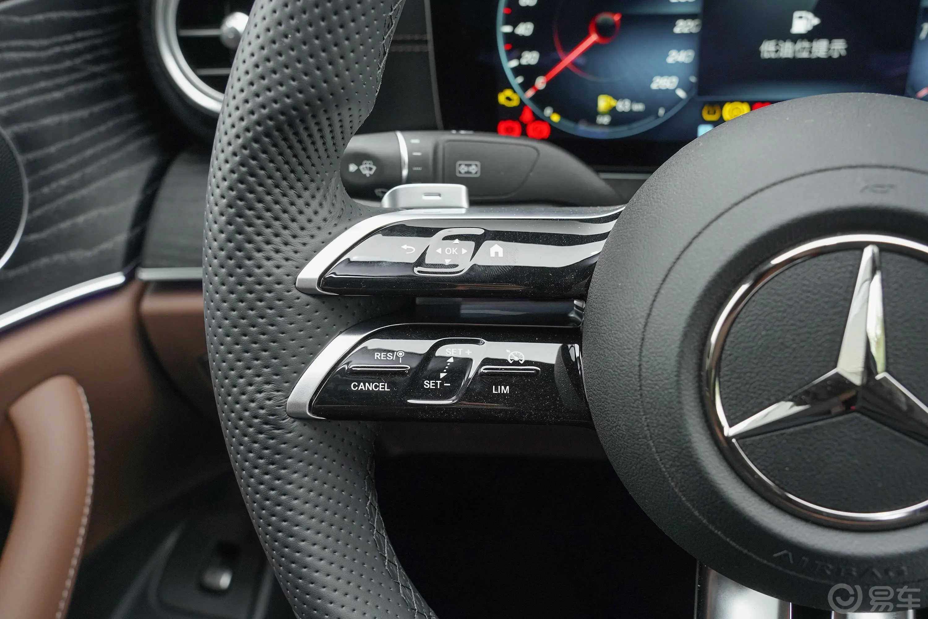 奔驰E级(进口)改款 E 260 时尚型运动版左侧方向盘功能按键