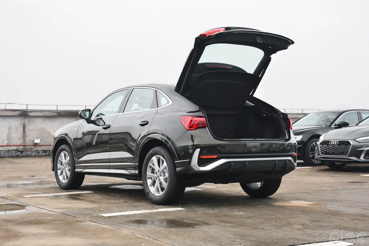 奥迪Q3 Sportback35 TFSI 进取型空间