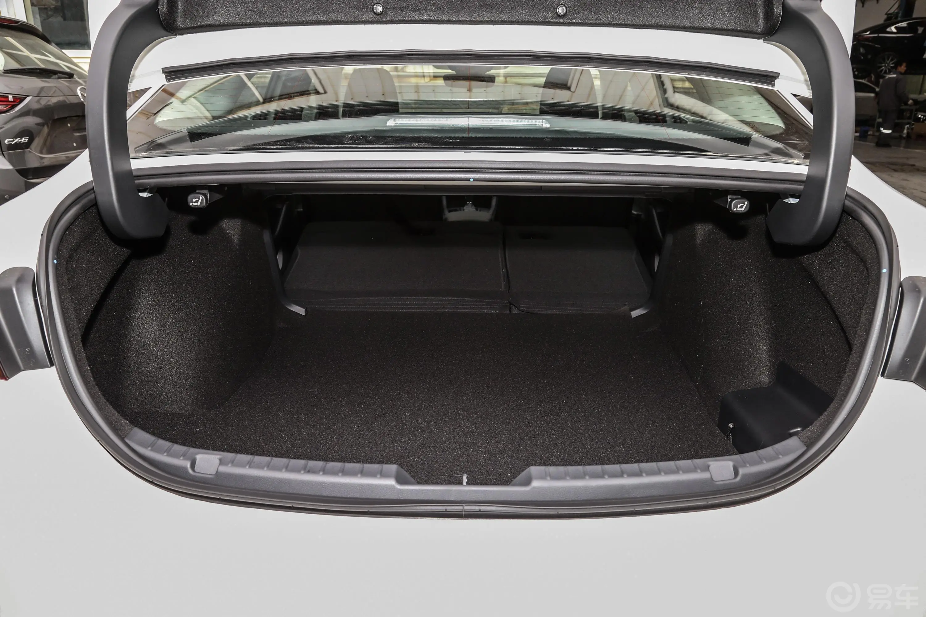 马自达3 昂克赛拉1.5L 自动质美版后备厢空间特写