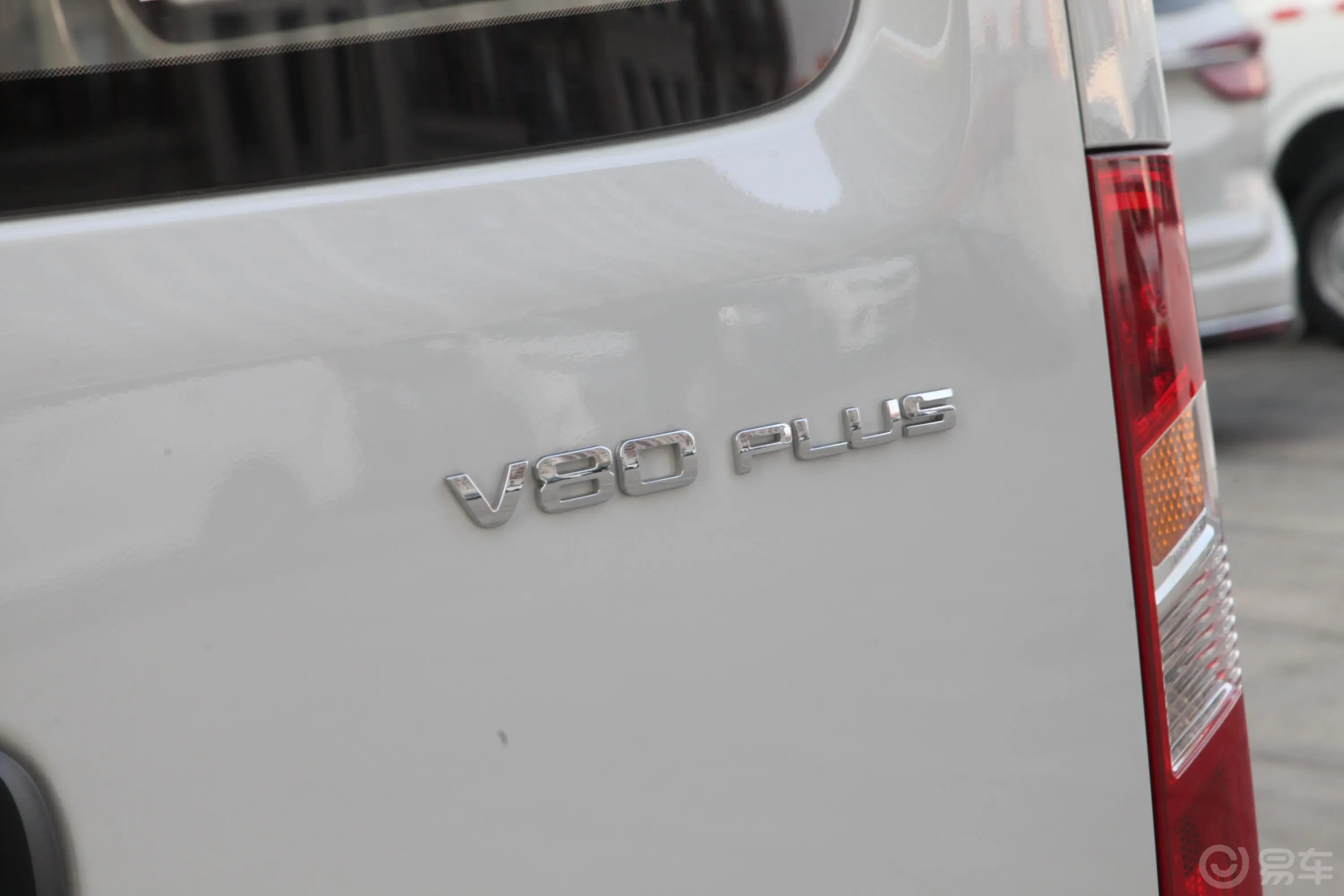 新途V80Plus 傲运通 2.0T 手动 短轴中顶 5/6座外观