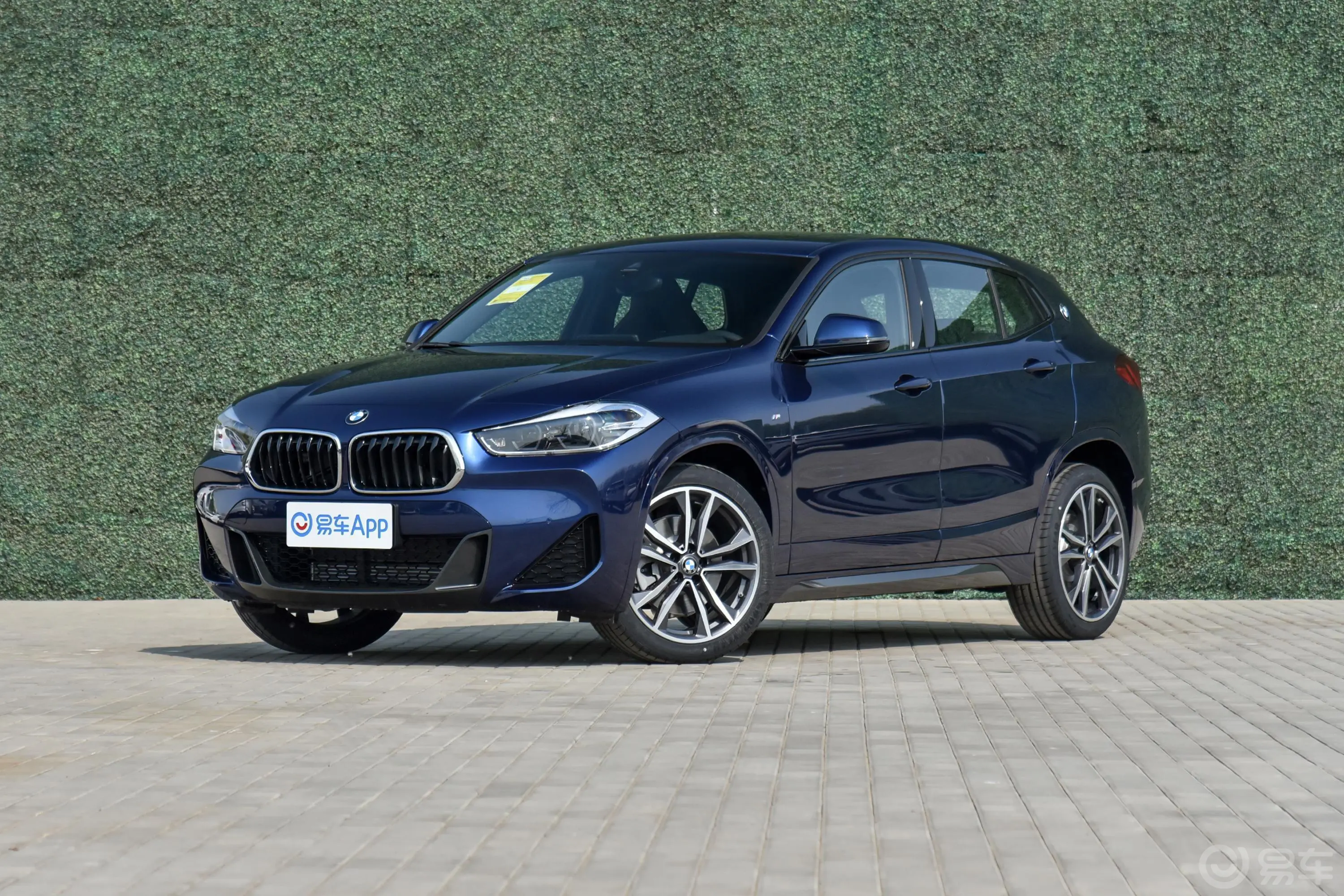 宝马X2xDrive25i M运动套装侧前45度车头向左水平