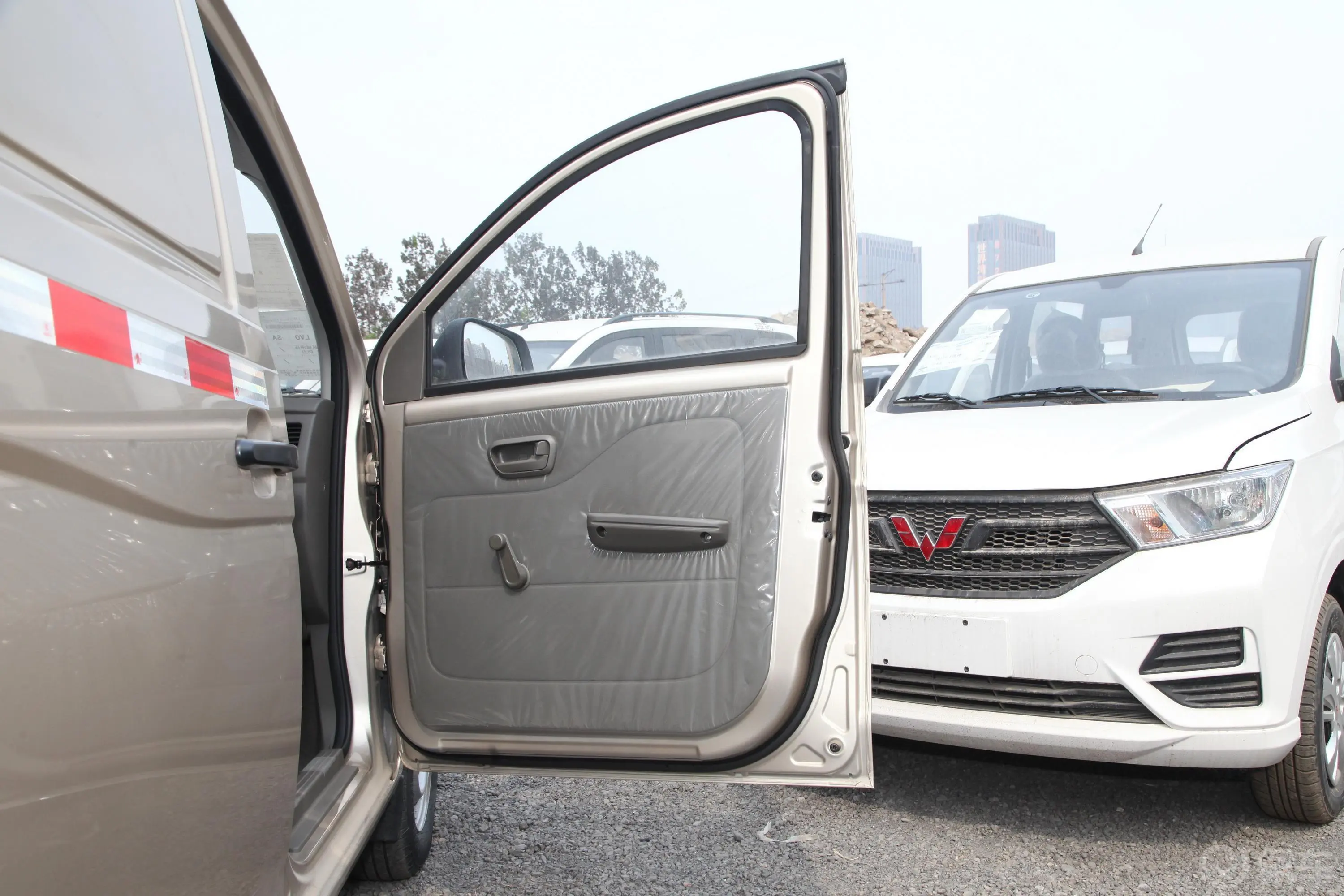五菱荣光V1.5L 手动实用型封窗车 2座副驾驶员车门