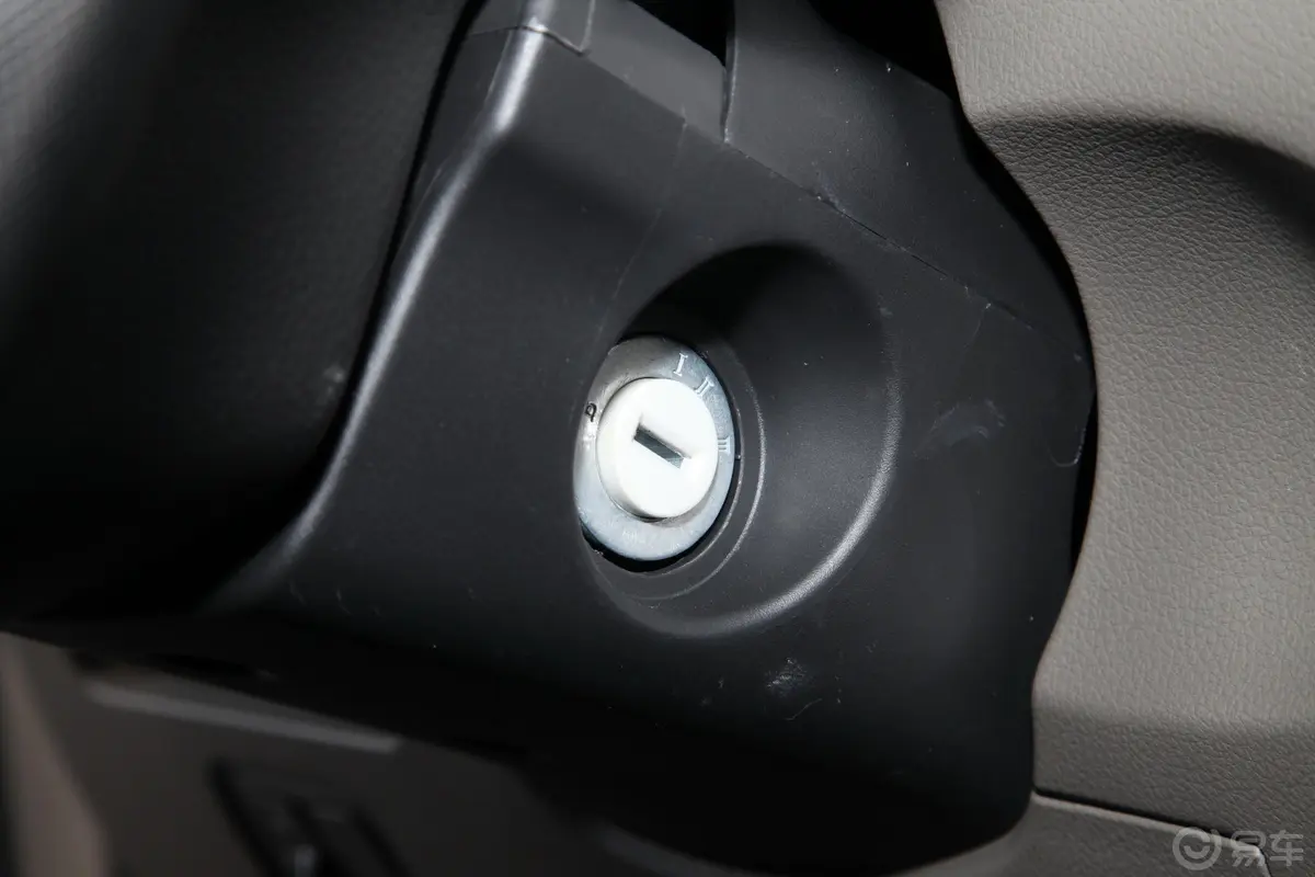 五菱荣光V1.5L 手动实用型封窗车 2座钥匙孔或一键启动按键