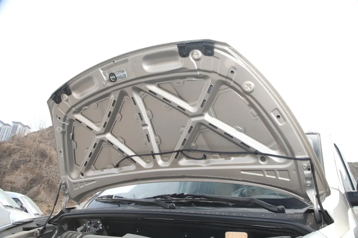 五菱荣光V1.5L 手动实用型封窗车 2座发动机舱盖内侧