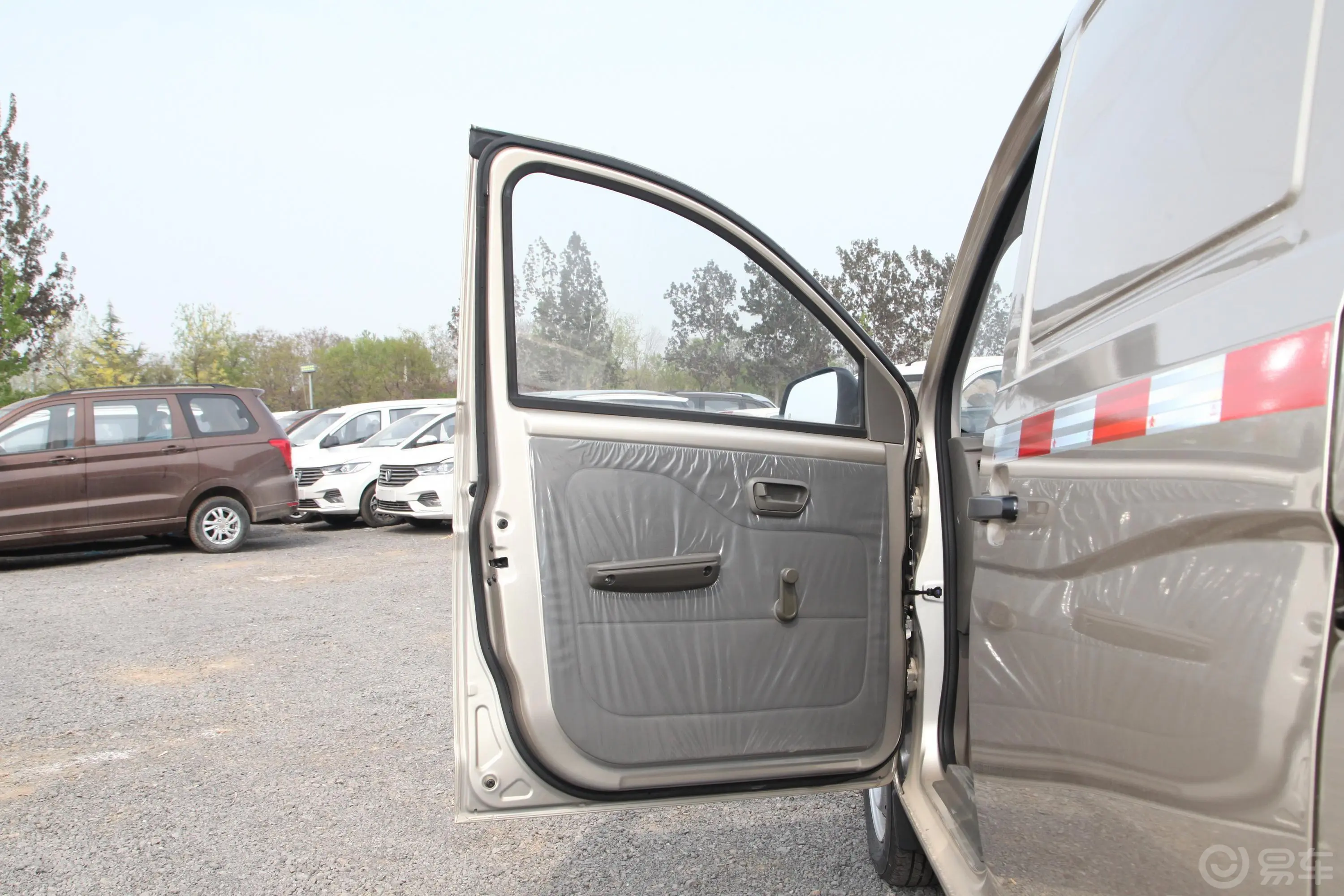 五菱荣光V1.5L 手动实用型封窗车 2座驾驶员侧前车门