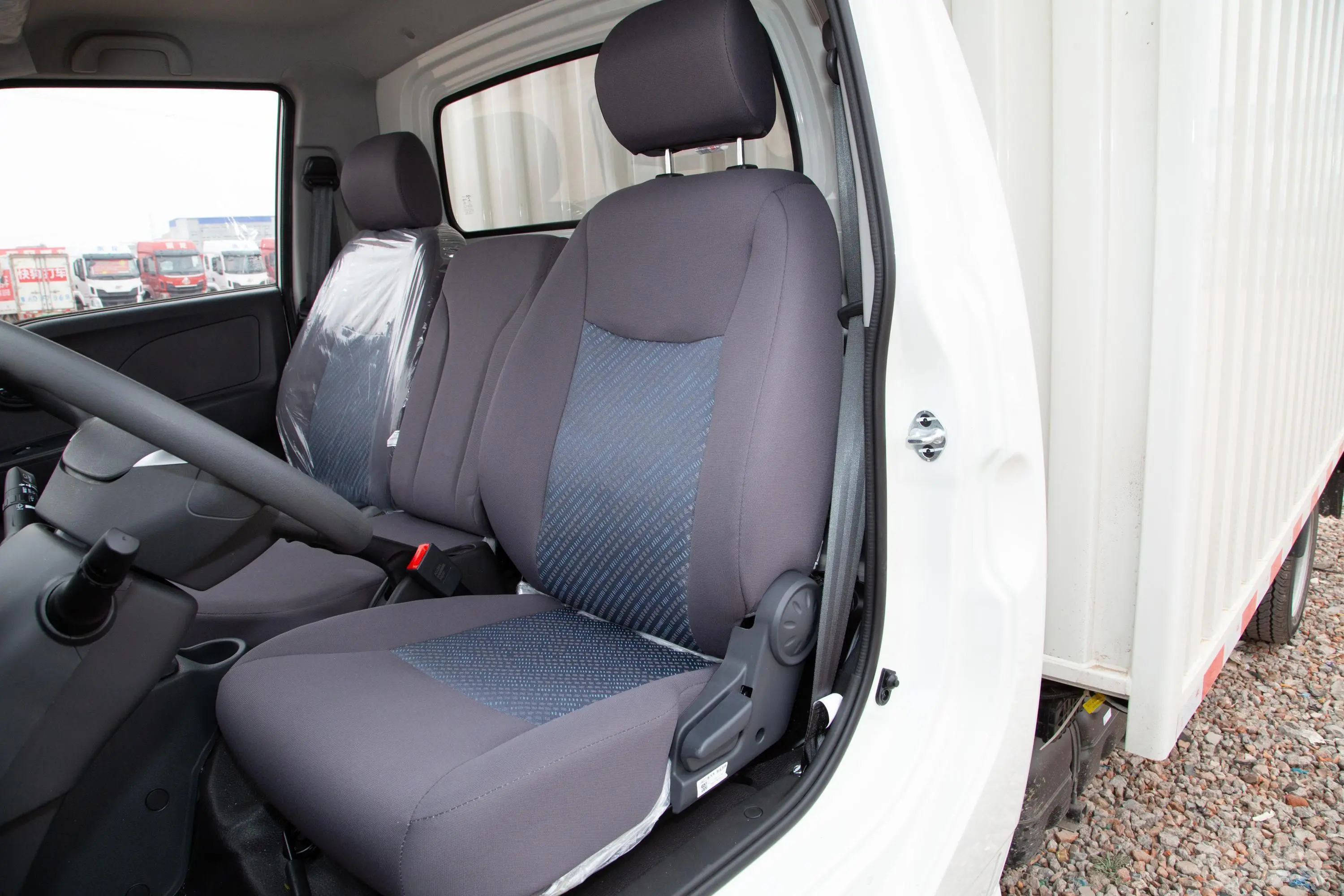 恺达X61.6L 120马力 3.8米 单排厢式微卡 国VI驾驶员座椅
