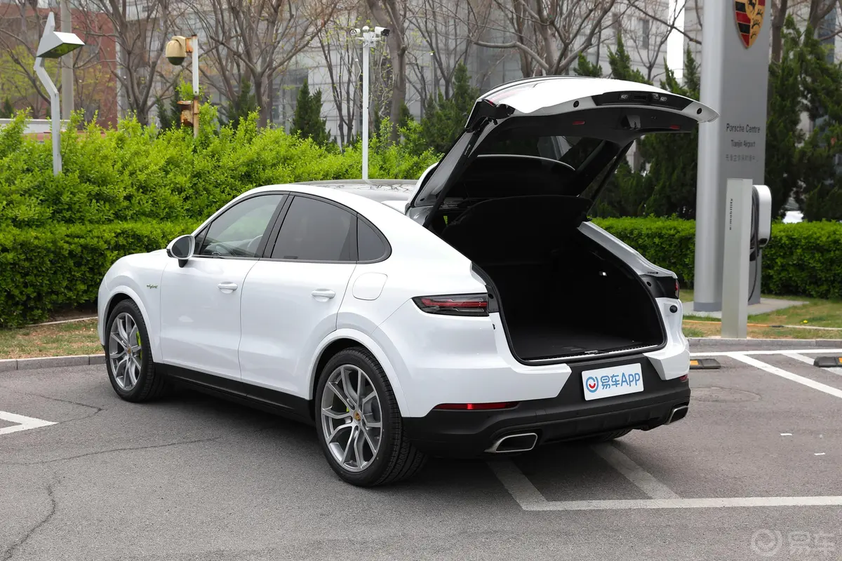 Cayenne E-HybridCayenne E-Hybrid Coupé 2.0T后备厢开启45度侧拍