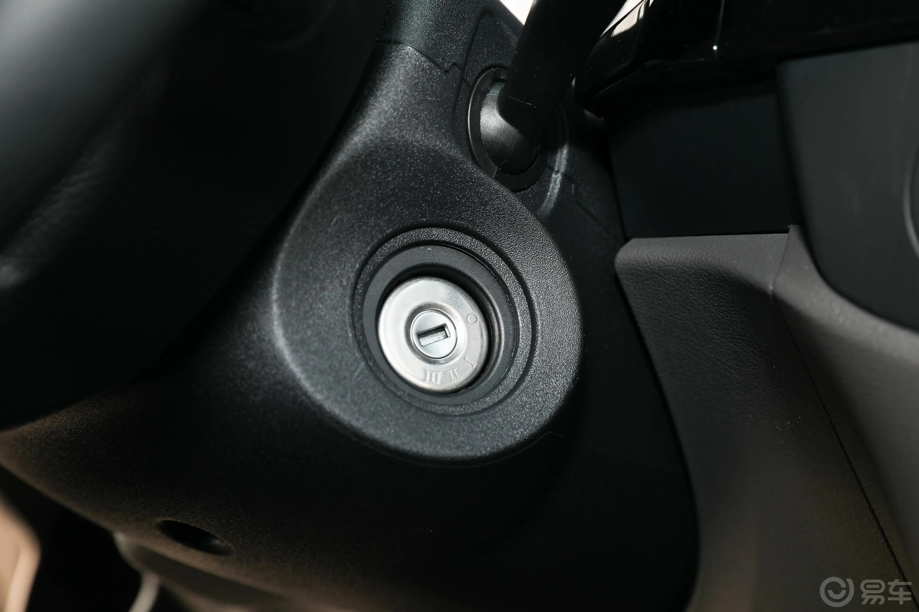 新世代全顺Pro 2.2T AMT 短轴中顶 豪华型客车 7座 柴油 国VI钥匙孔或一键启动按键