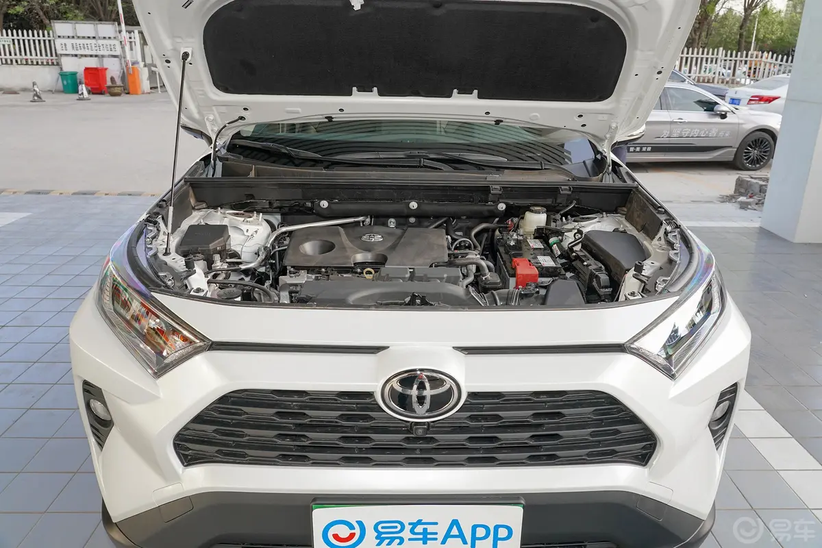 RAV4荣放2.0L CVT 两驱 风尚Plus版发动机舱整体