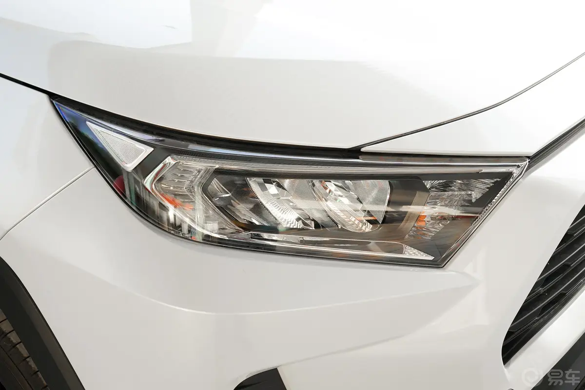 RAV4荣放2.0L CVT 两驱 风尚Plus版大灯侧45度俯拍