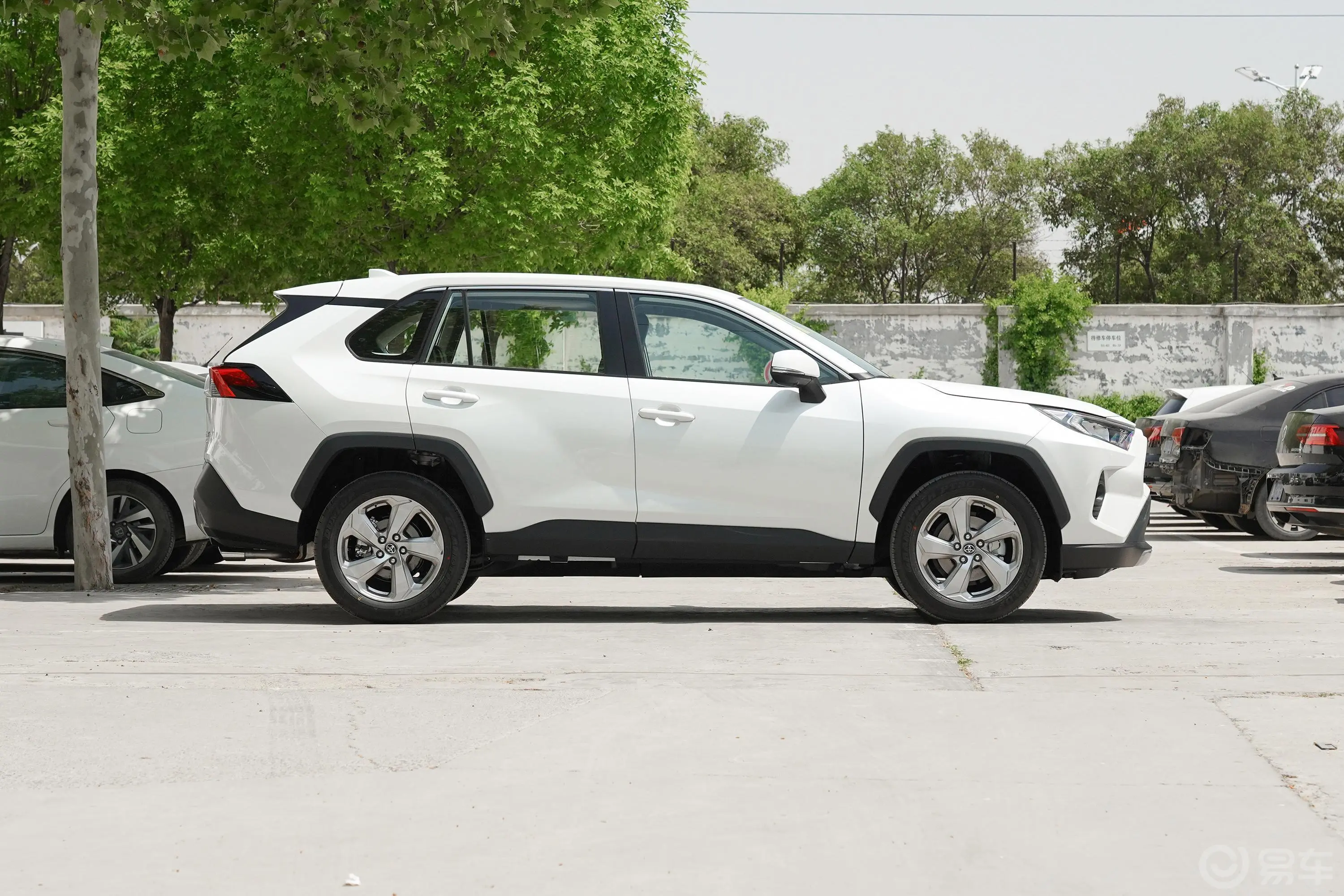 RAV4荣放2.0L CVT 四驱 风尚Plus版正侧车头向右水平