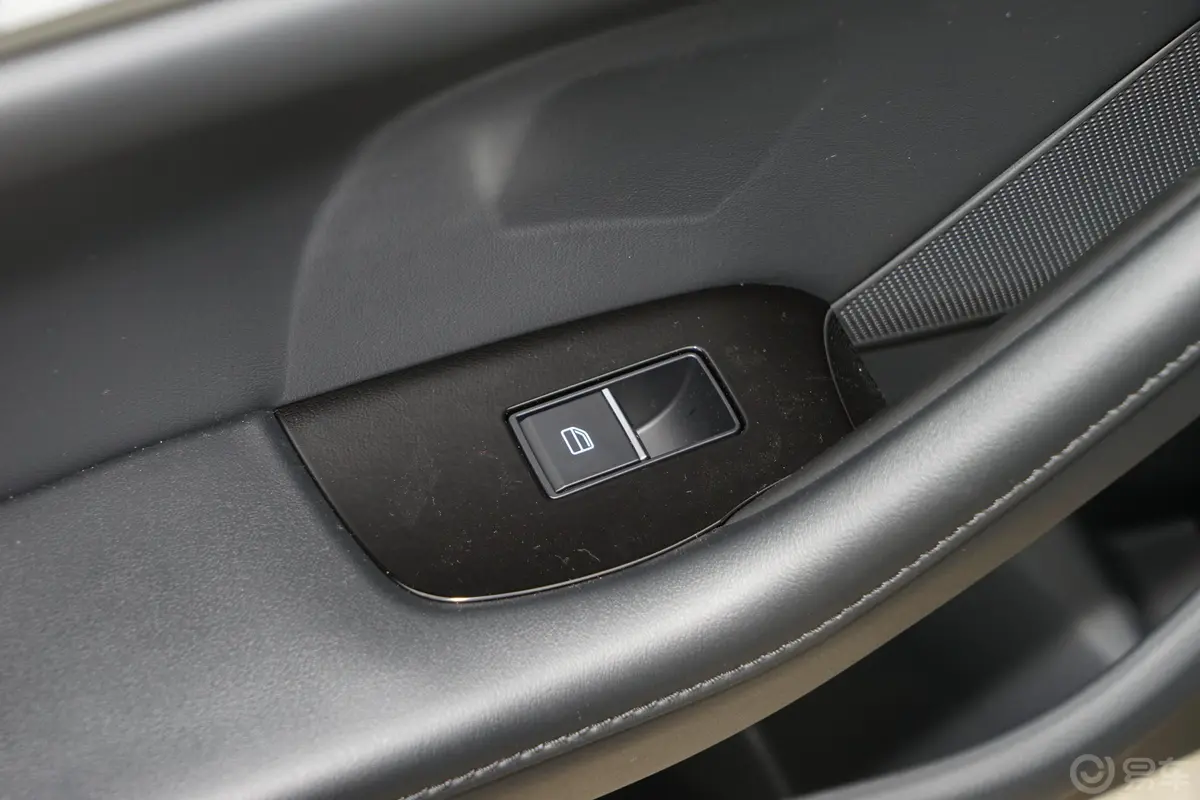 马自达3 昂克赛拉2.0L 自动质睿版后车窗调节