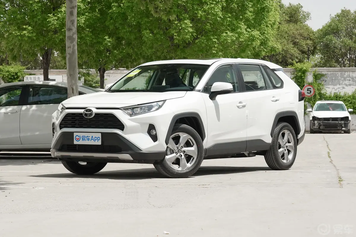 RAV4荣放2.0L CVT 四驱 风尚Plus版侧前45度车头向左水平