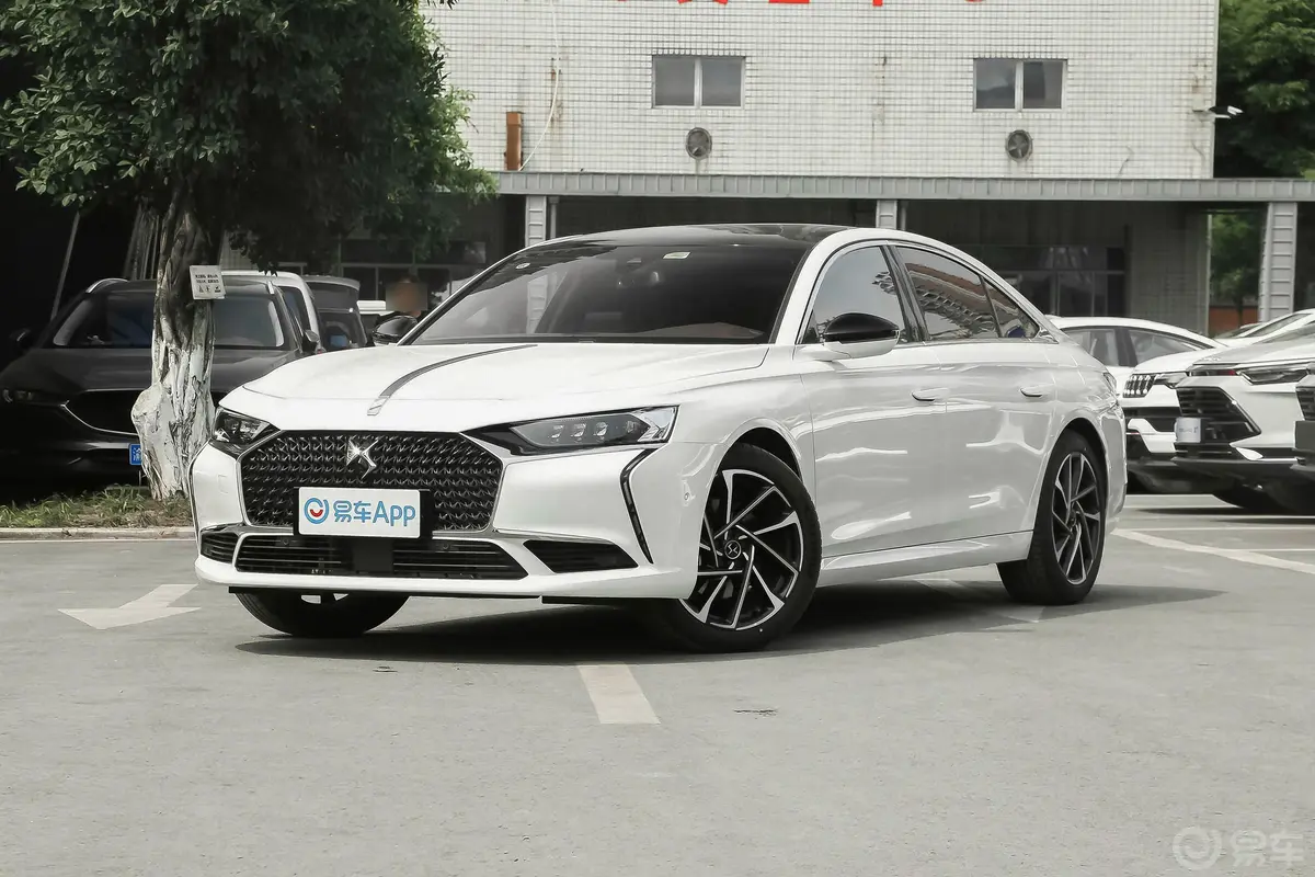 DS 9 E-TENSE1.6T 歌剧院版侧前45度车头向左水平