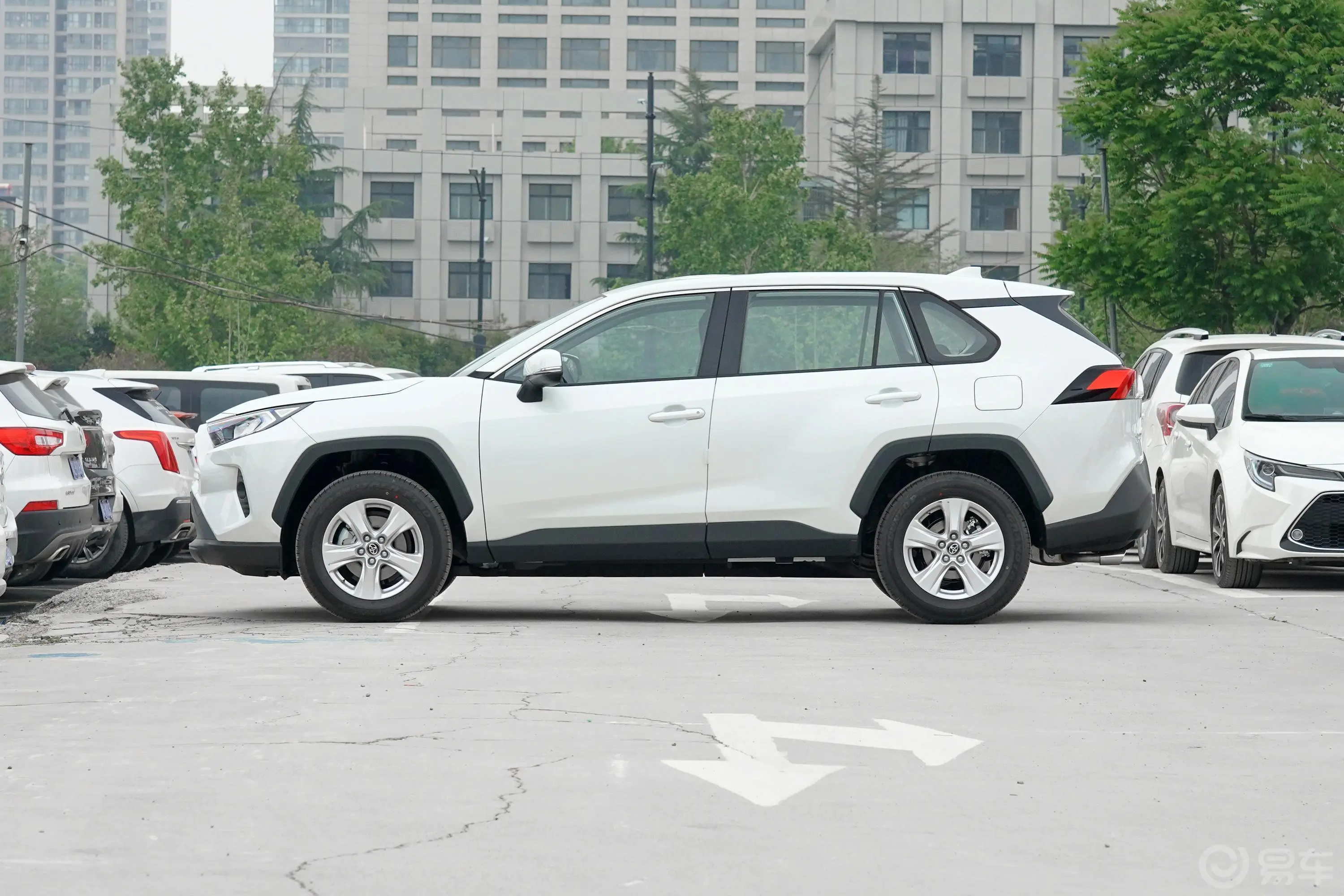 RAV4荣放2.0L CVT 两驱 都市版正侧车头向左水平