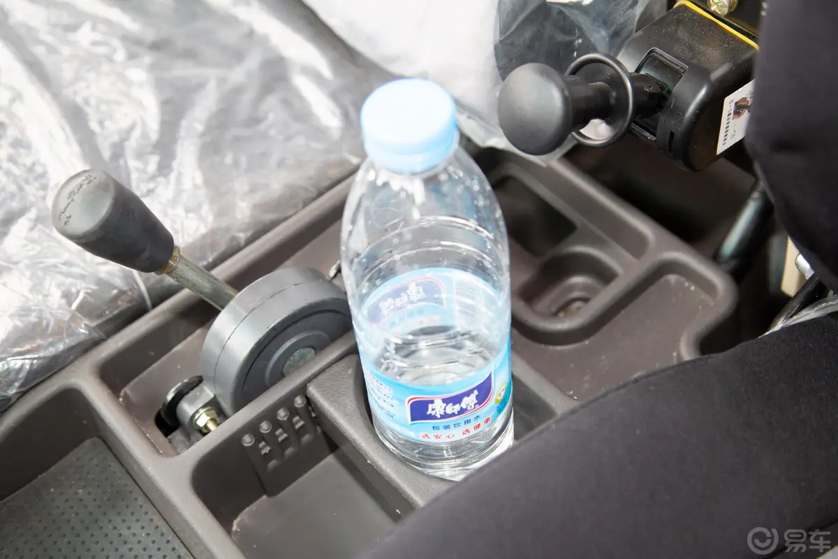 奥驰奥驰 X2系列 云内动力 2.5L 150马力 4X2 4.13米自卸车 国VI内饰