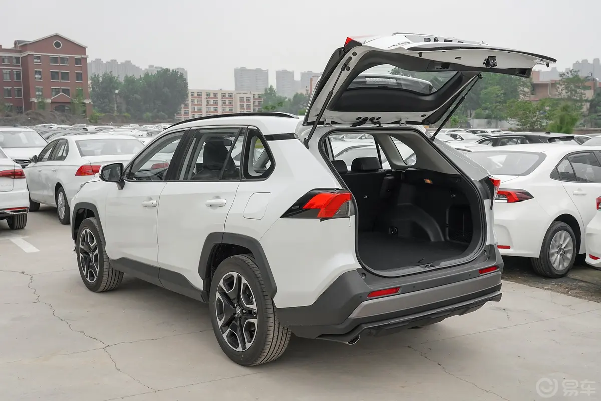 RAV4荣放2.0L CVT 两驱 尊贵版后备厢开启45度侧拍