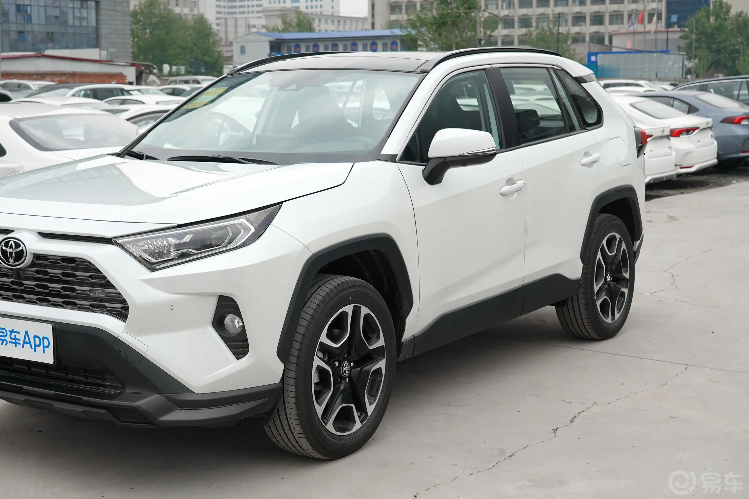 RAV4荣放2.0L CVT 两驱 尊贵版外观